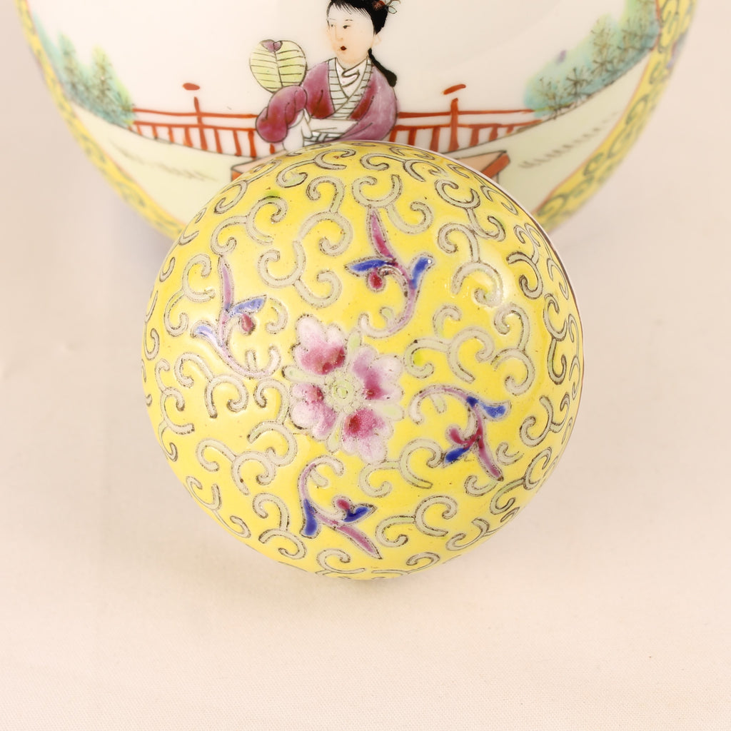 Chinees Jingdezhen Porselein Dekselpot – Gele Grond – Reliëfdecor