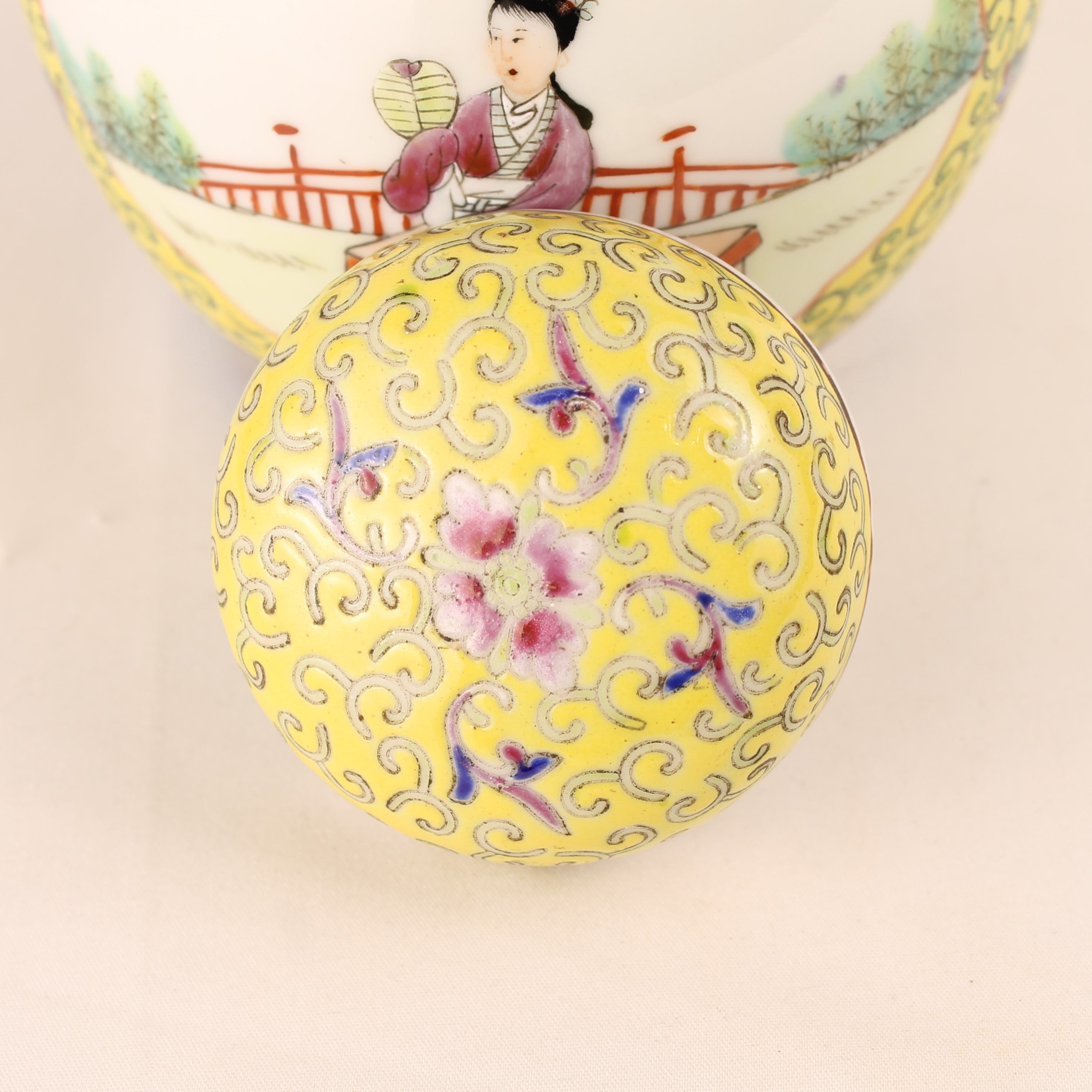 Chinees Jingdezhen Porselein Dekselpot – Gele Grond – Reliëfdecor