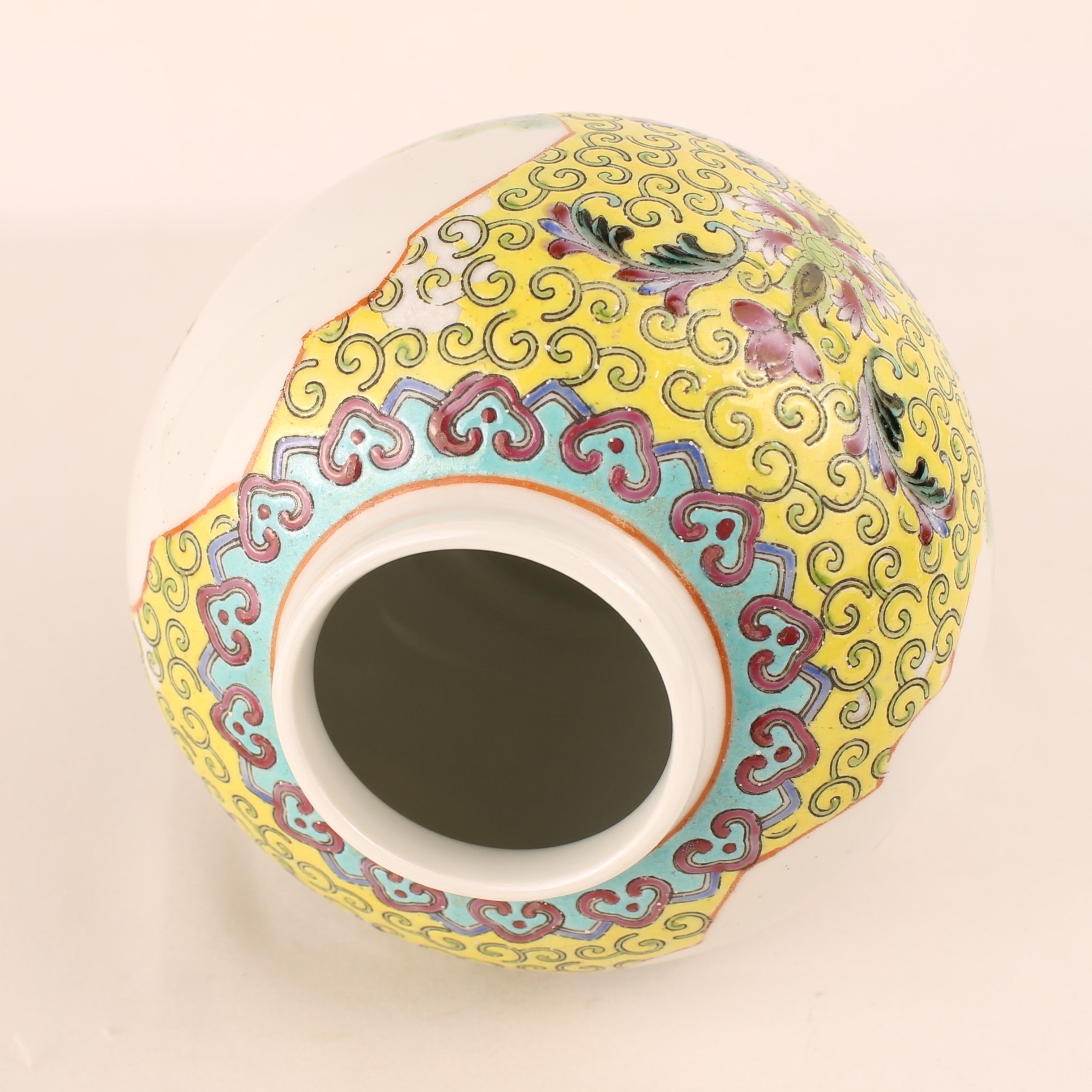 Chinees Jingdezhen Porselein Dekselpot – Gele Grond – Reliëfdecor