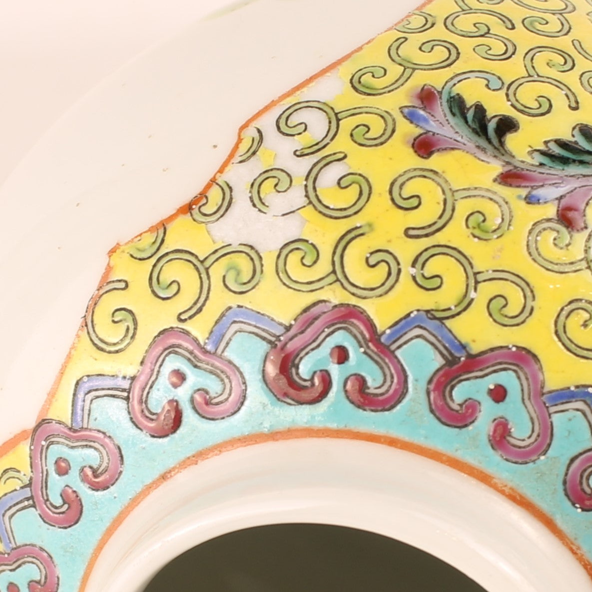 Chinees Jingdezhen Porselein Dekselpot – Gele Grond – Reliëfdecor