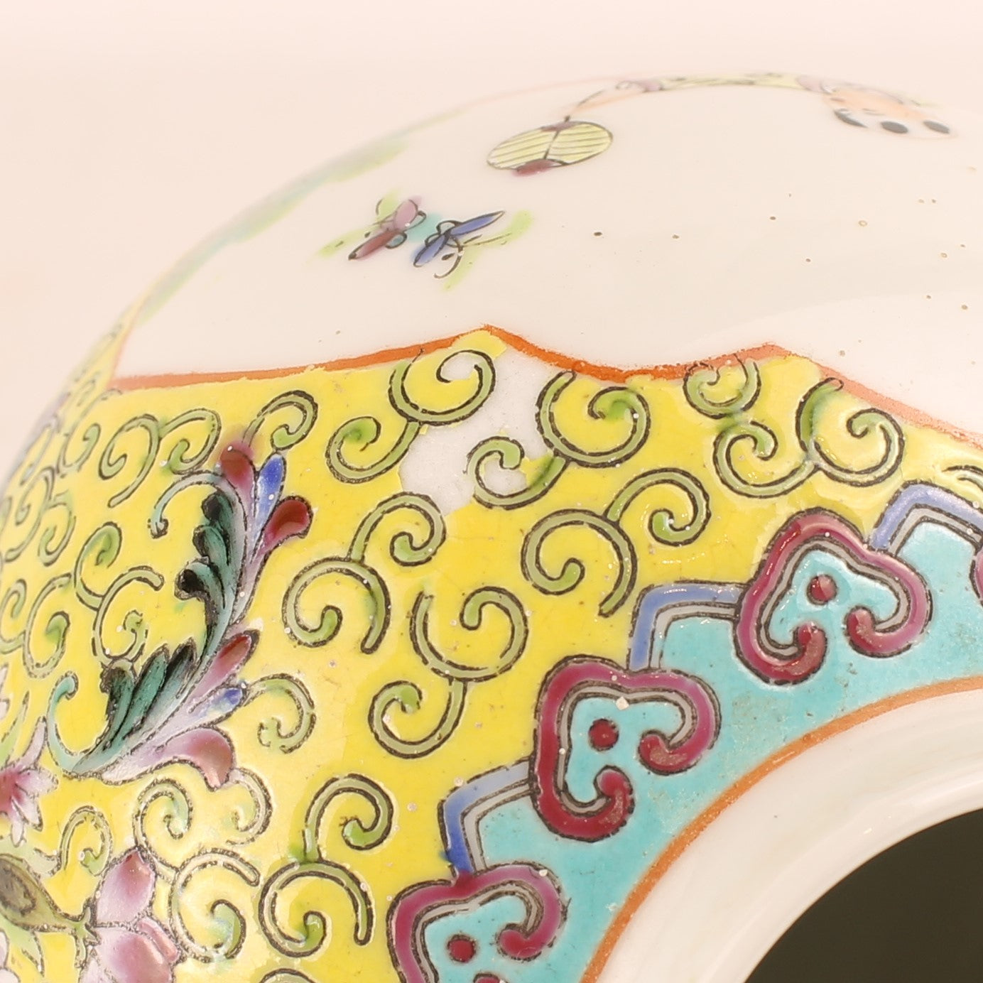 Chinees Jingdezhen Porselein Dekselpot – Gele Grond – Reliëfdecor