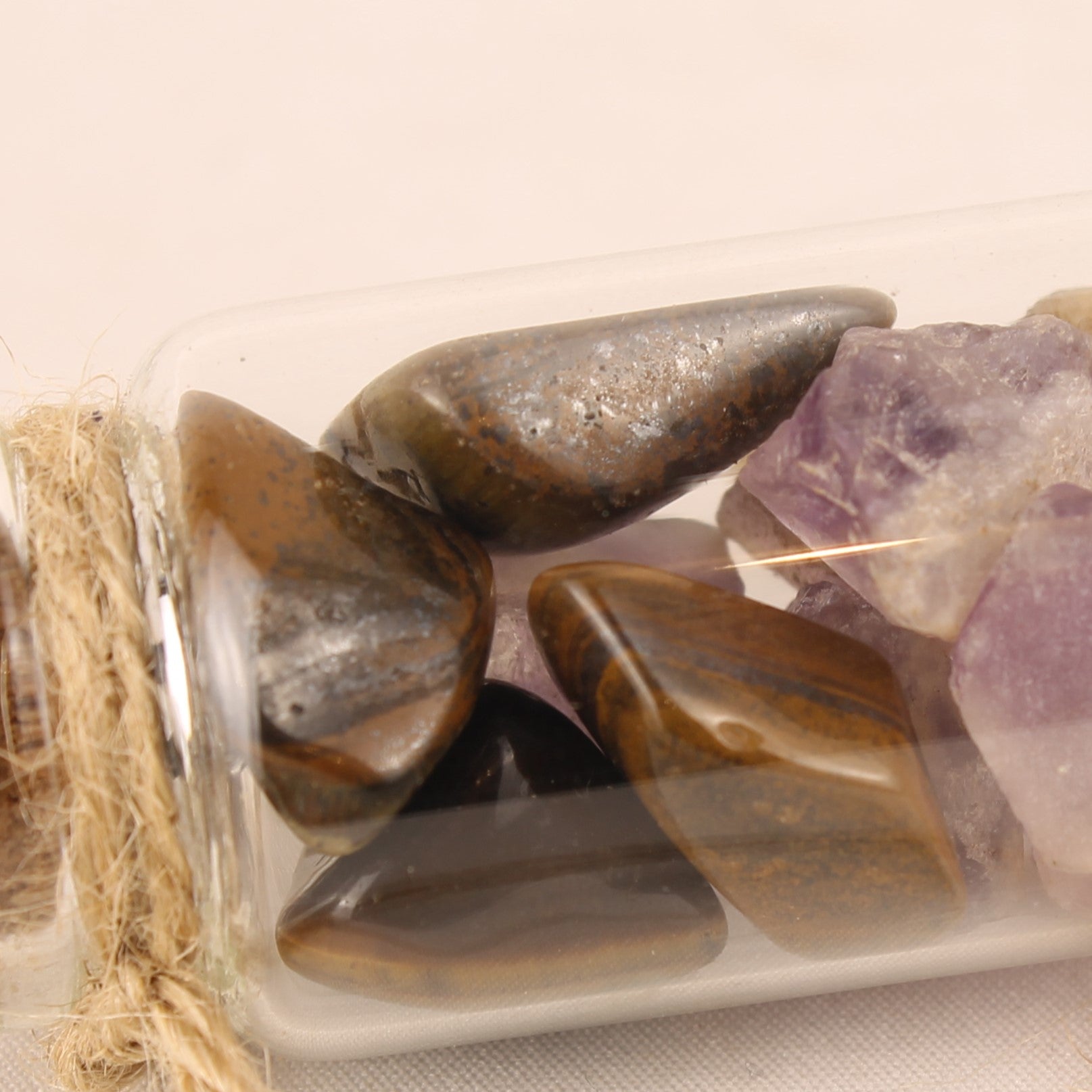 Glazen Flesje met Amethist en Tijgeroog - Natuurlijke Mineralen