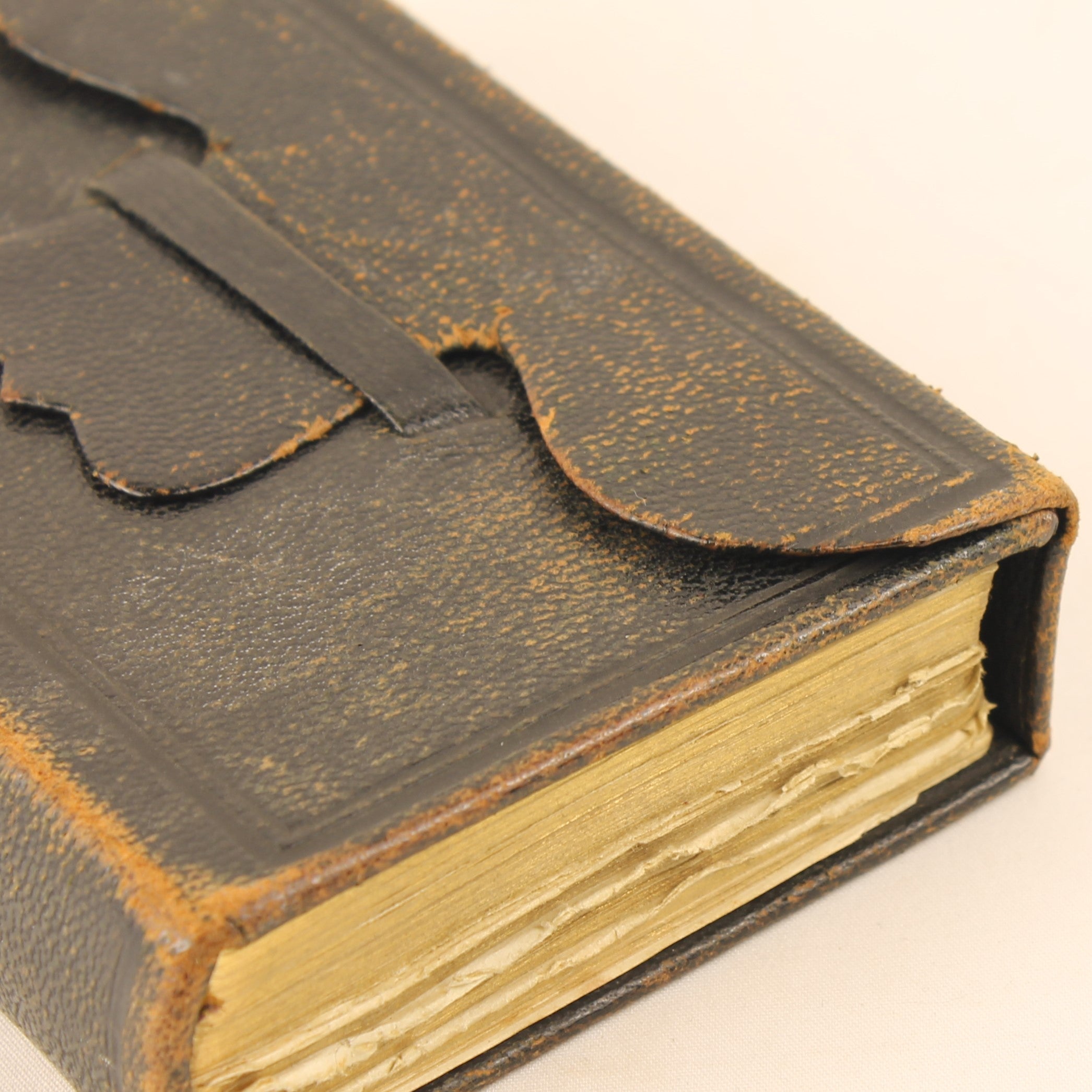 Nieuw Testament met Leren Band en Sluitflap – A. Jongbloed Leeuwarden (ca. 1860–1890)