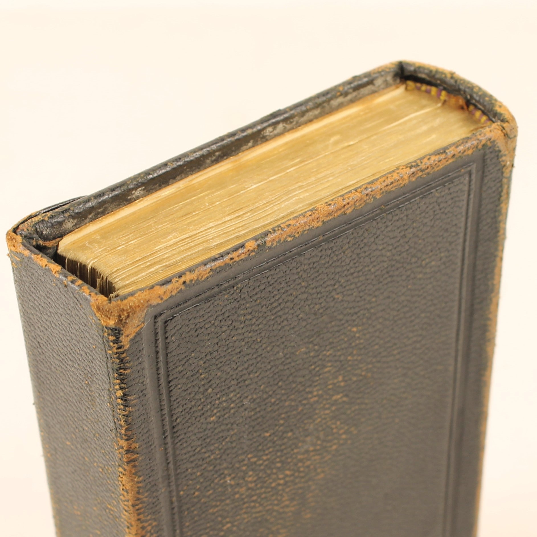 Nieuw Testament met Leren Band en Sluitflap – A. Jongbloed Leeuwarden (ca. 1860–1890)