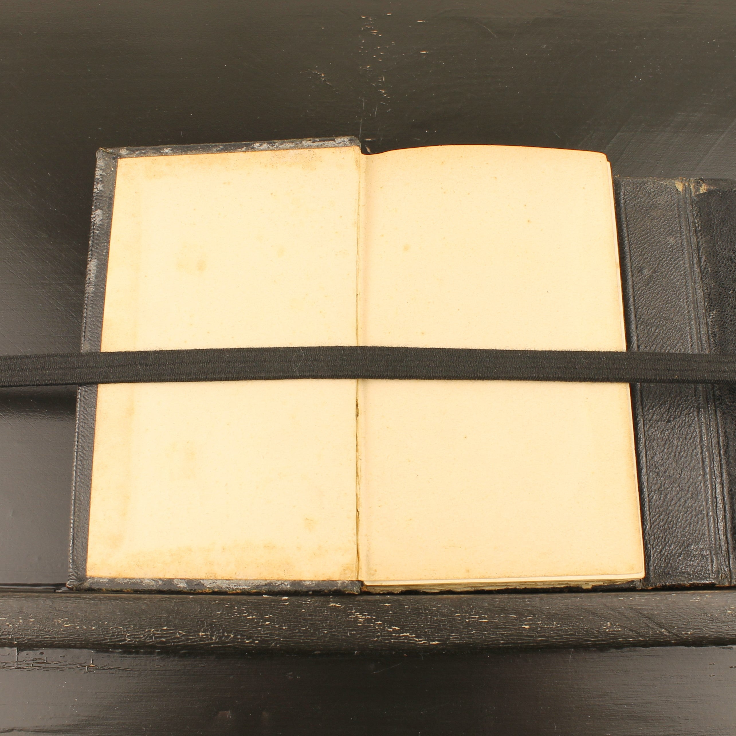 Nieuw Testament met Leren Band en Sluitflap – A. Jongbloed Leeuwarden (ca. 1860–1890)