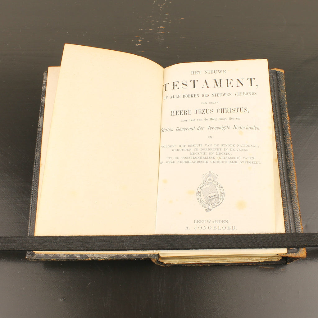 Nieuw Testament met Leren Band en Sluitflap – A. Jongbloed Leeuwarden (ca. 1860–1890)