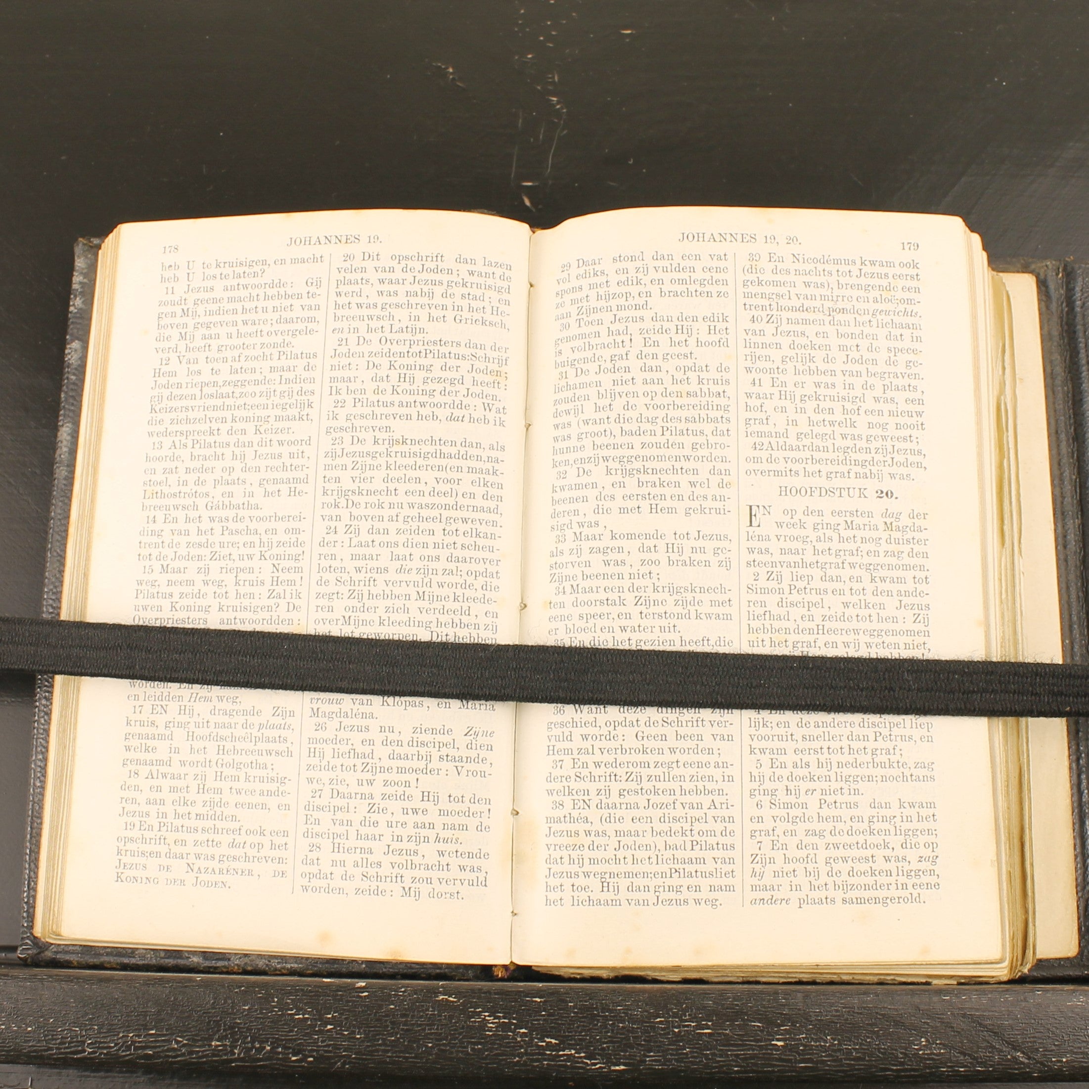 Nieuw Testament met Leren Band en Sluitflap – A. Jongbloed Leeuwarden (ca. 1860–1890)