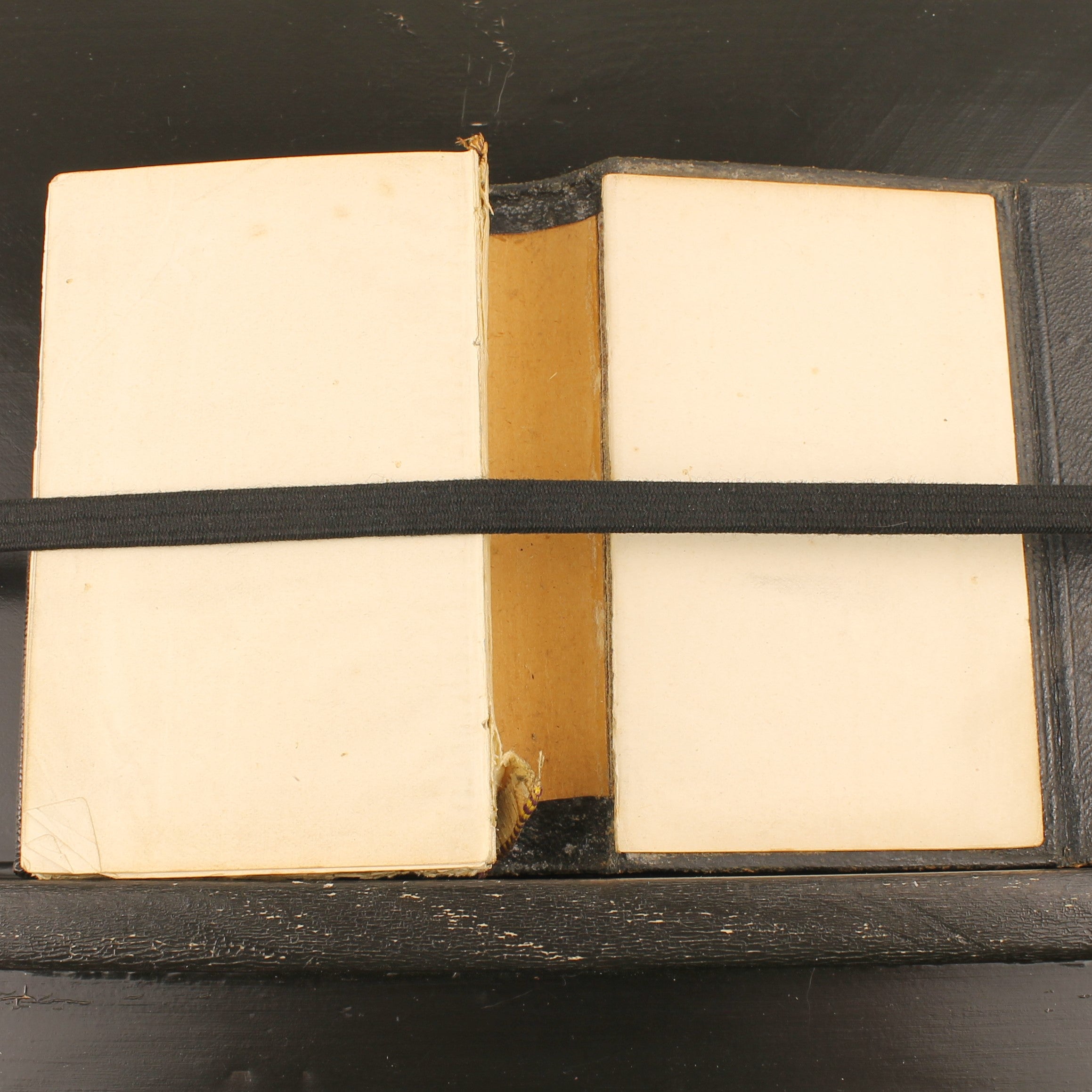 Nieuw Testament met Leren Band en Sluitflap – A. Jongbloed Leeuwarden (ca. 1860–1890)