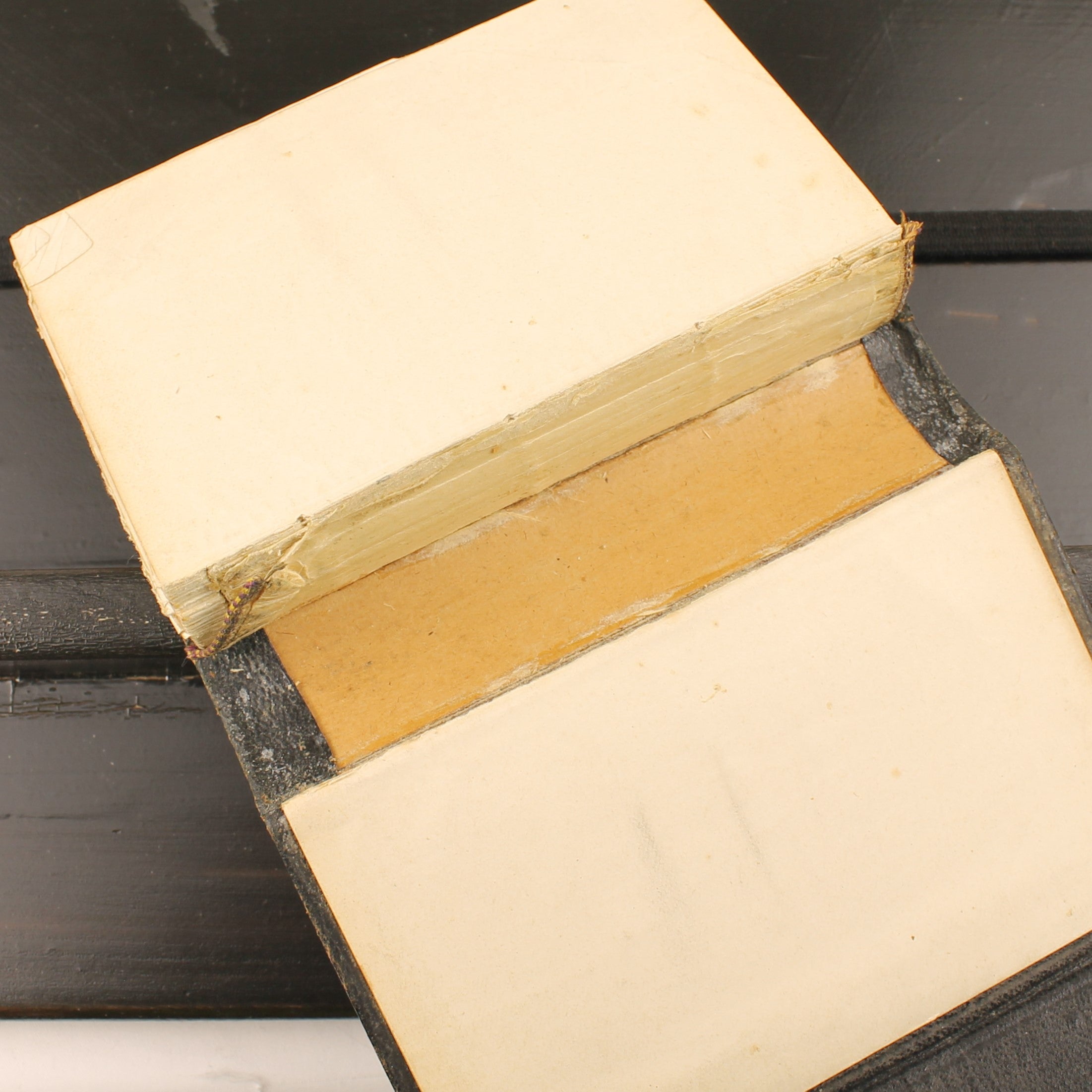 Nieuw Testament met Leren Band en Sluitflap – A. Jongbloed Leeuwarden (ca. 1860–1890)