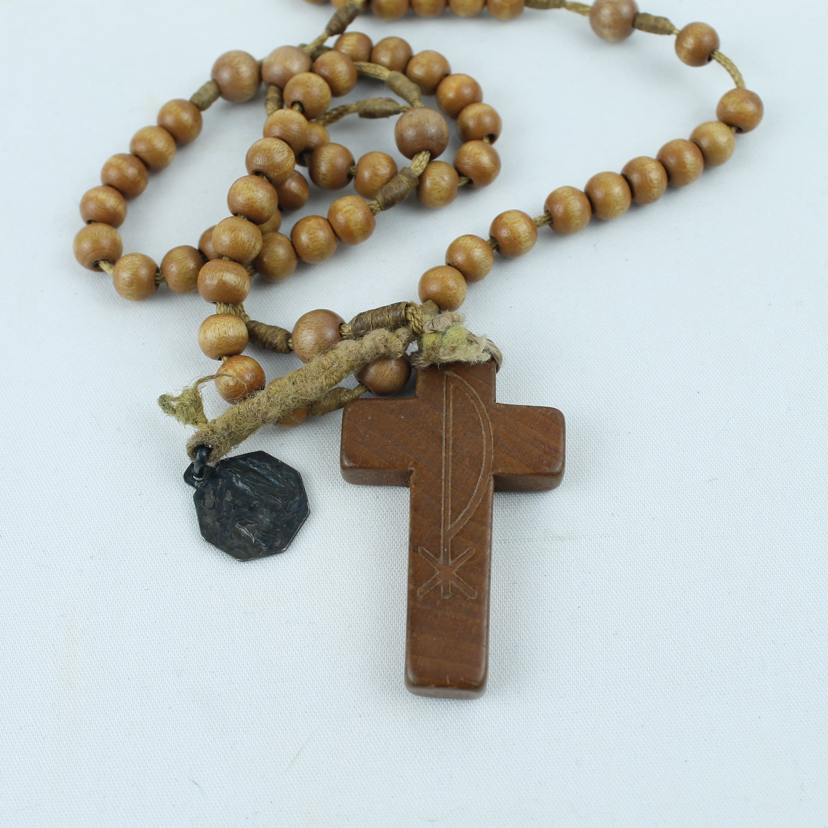 Katholieke Rozenkrans – Houten Kralen met Gegraveerd Kruis – Devotioneel Object