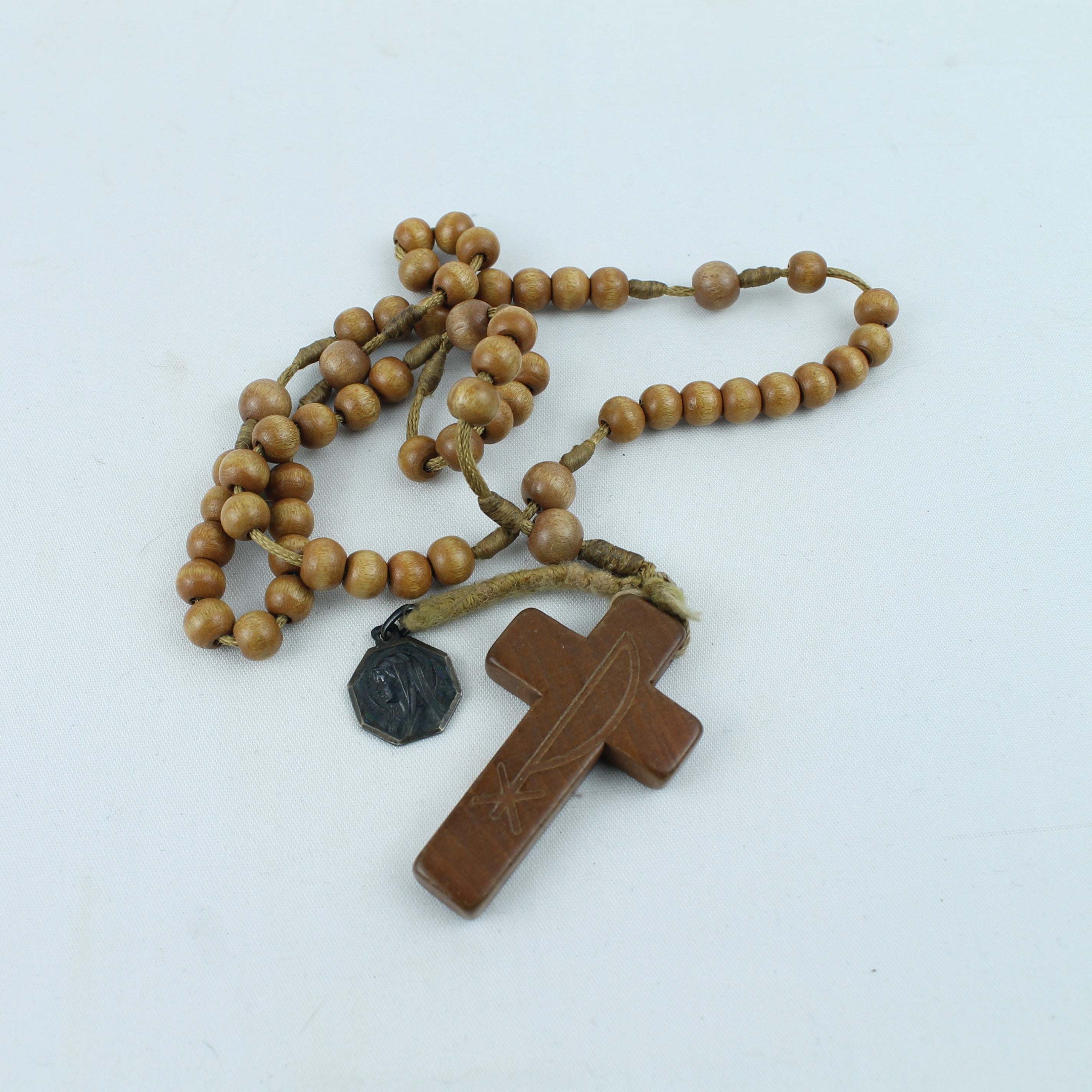Katholieke Rozenkrans – Houten Kralen met Gegraveerd Kruis – Devotioneel Object
