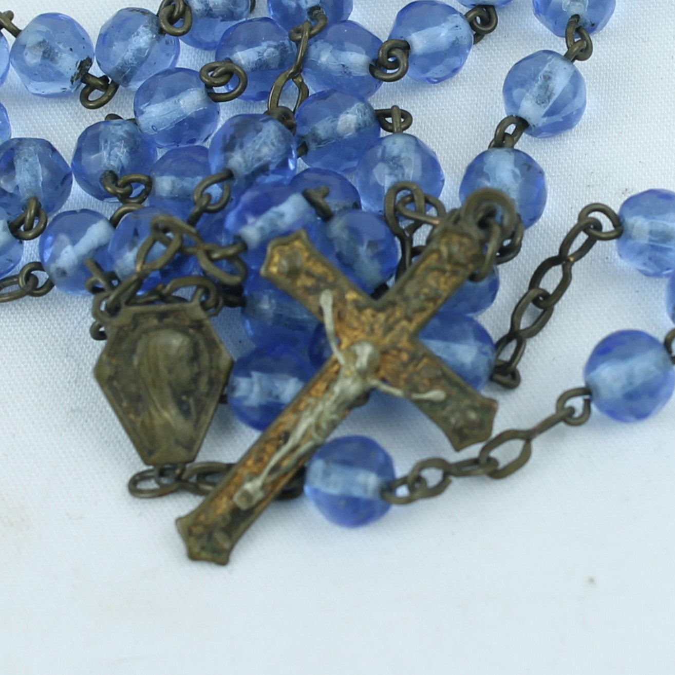 Rozenkrans met Blauwe Glaskralen en Kruis – ca. 1900–1930