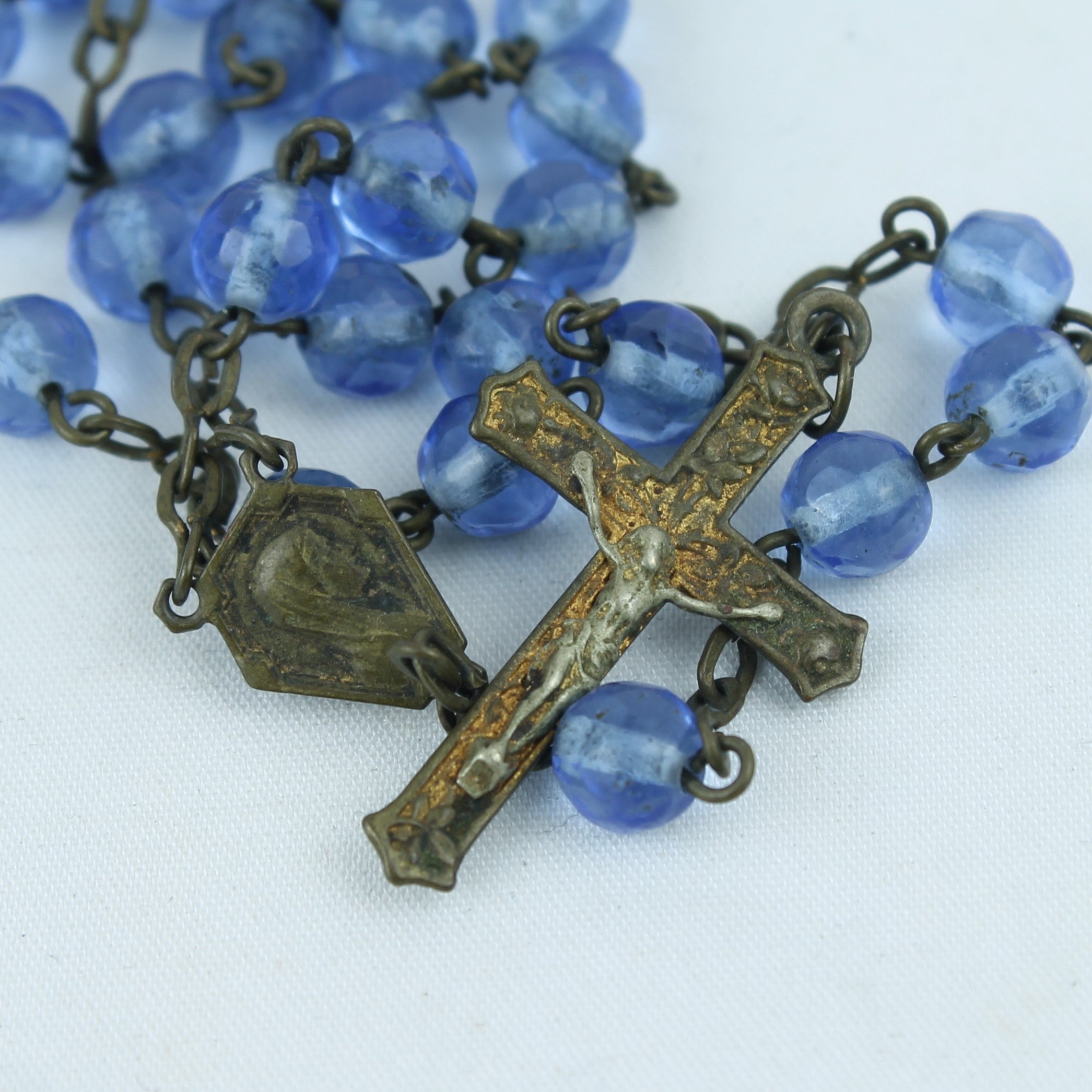 Rozenkrans met Blauwe Glaskralen en Kruis – ca. 1900–1930