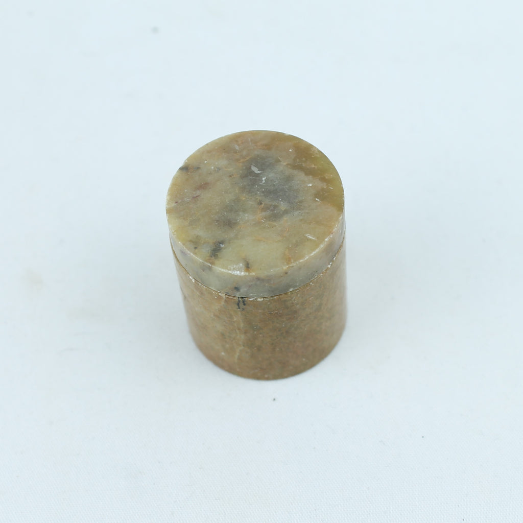 Spekstenen Doosje met Deksel – Klein Handgedraaid Snuifdoosje – ca. 1900