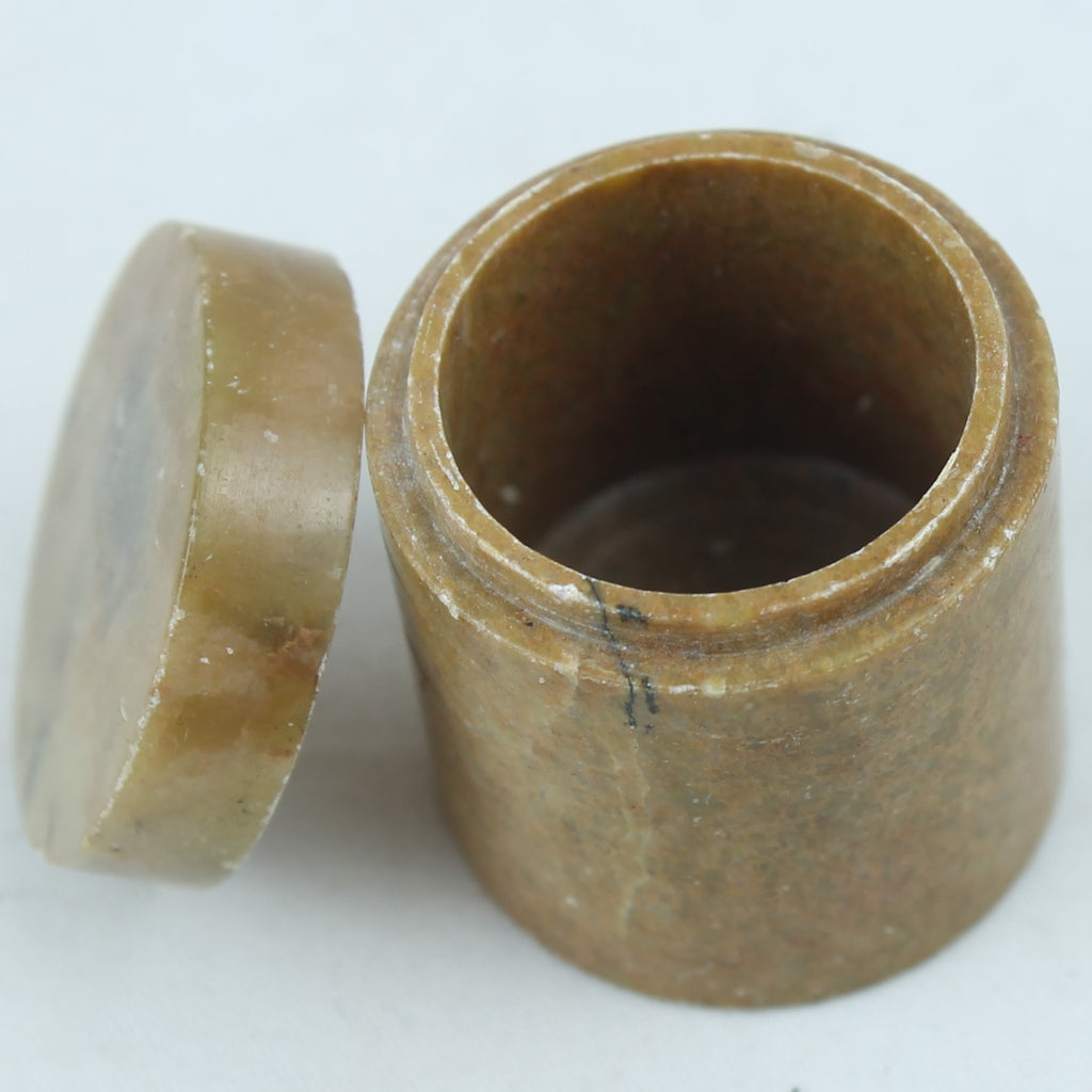 Spekstenen Doosje met Deksel – Klein Handgedraaid Snuifdoosje – ca. 1900