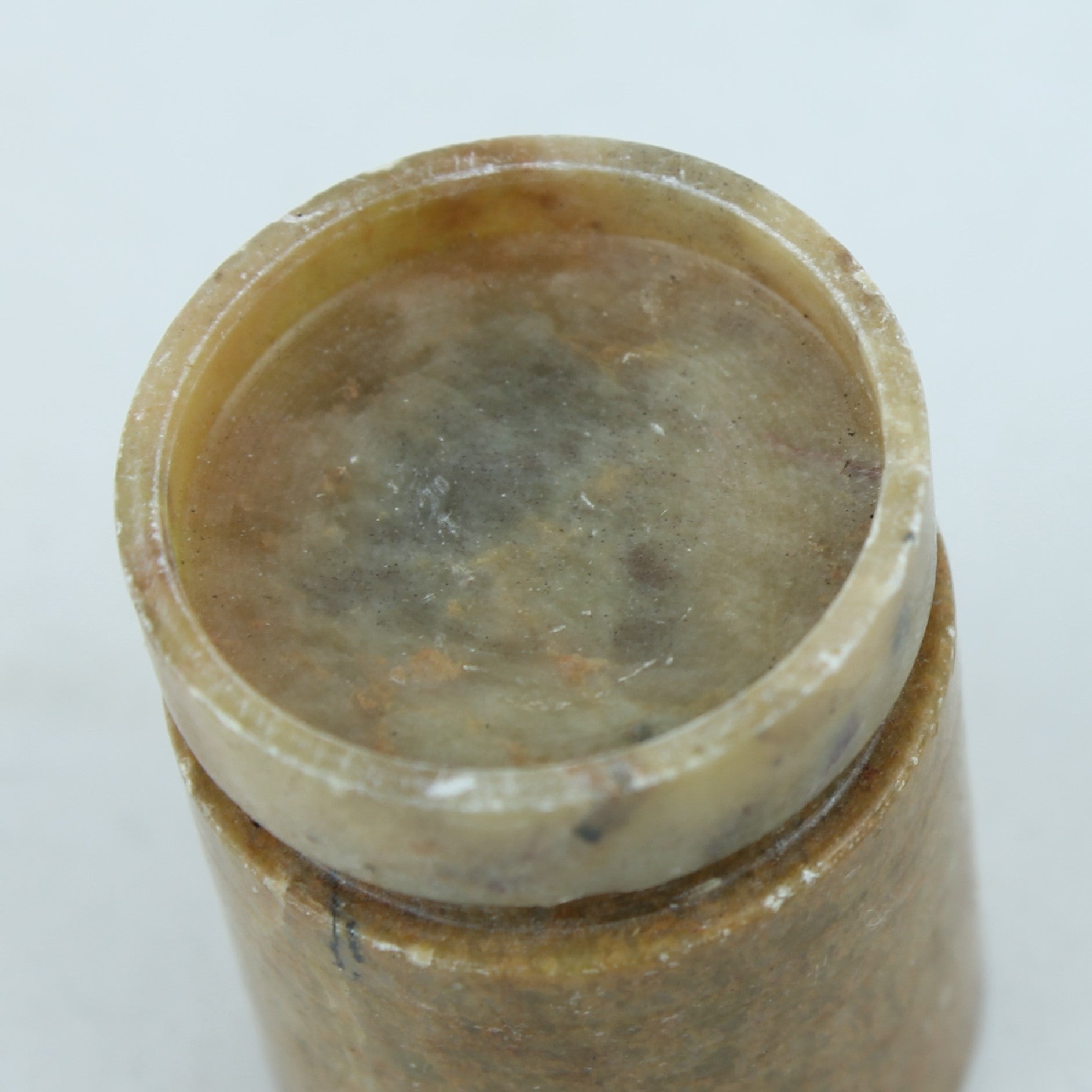 Spekstenen Doosje met Deksel – Klein Handgedraaid Snuifdoosje – ca. 1900