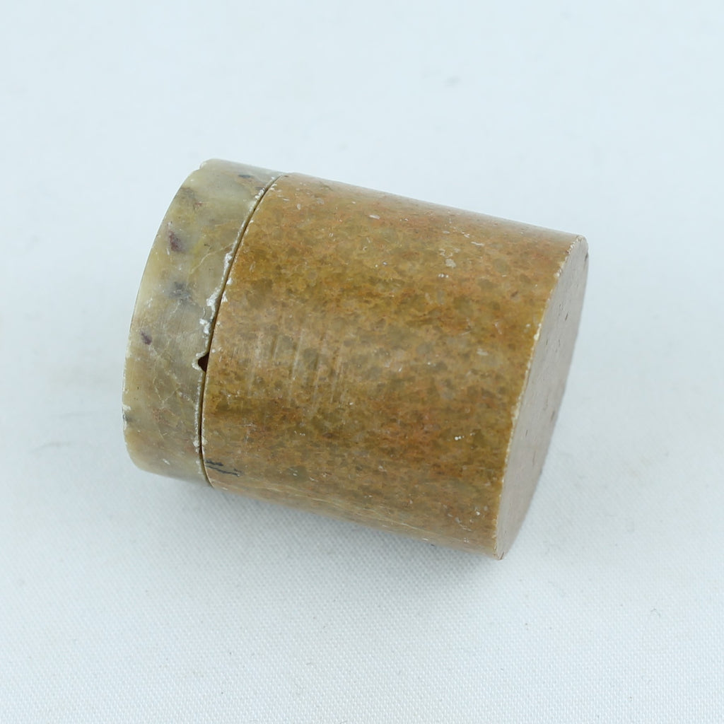 Spekstenen Doosje met Deksel – Klein Handgedraaid Snuifdoosje – ca. 1900