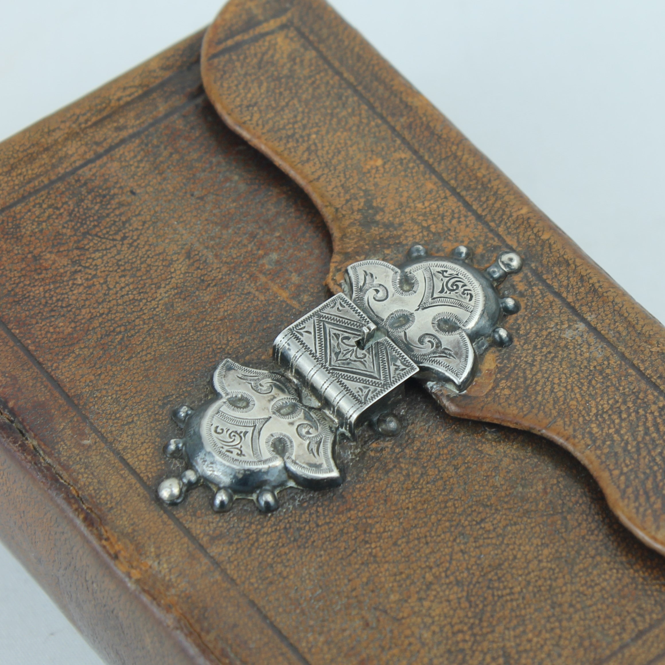 Nieuw Testament (Statenvertaling) - Zakbijbeltje met Sluiting - Haarlem 1885