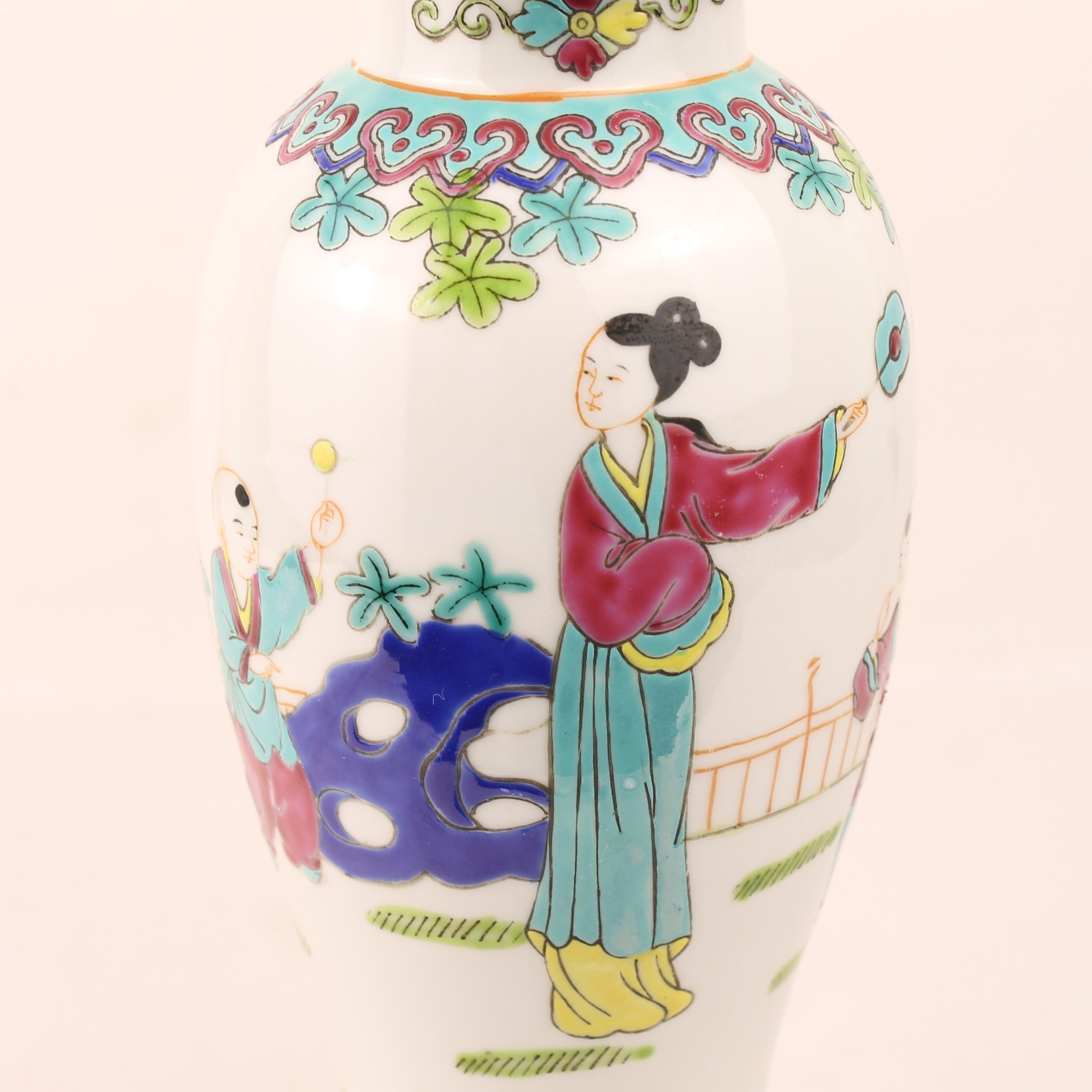 Chinese Jingdezhen Porseleinen Dekselvaas met Figuren – Handbeschilderd Vintage Porselein (26 cm)