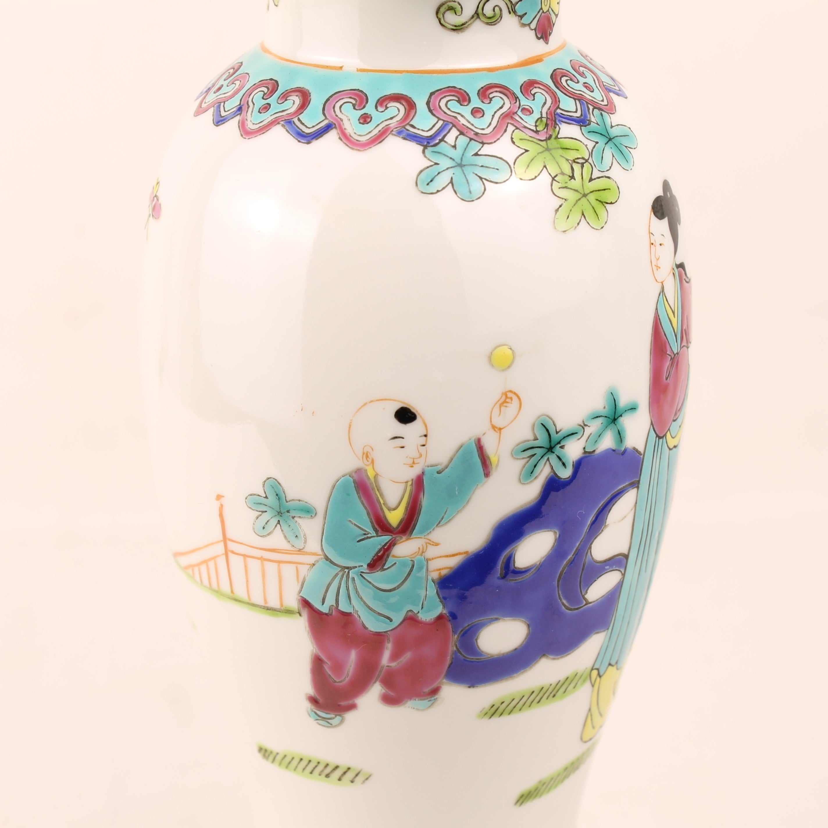 Chinese Jingdezhen Porseleinen Dekselvaas met Figuren – Handbeschilderd Vintage Porselein (26 cm)