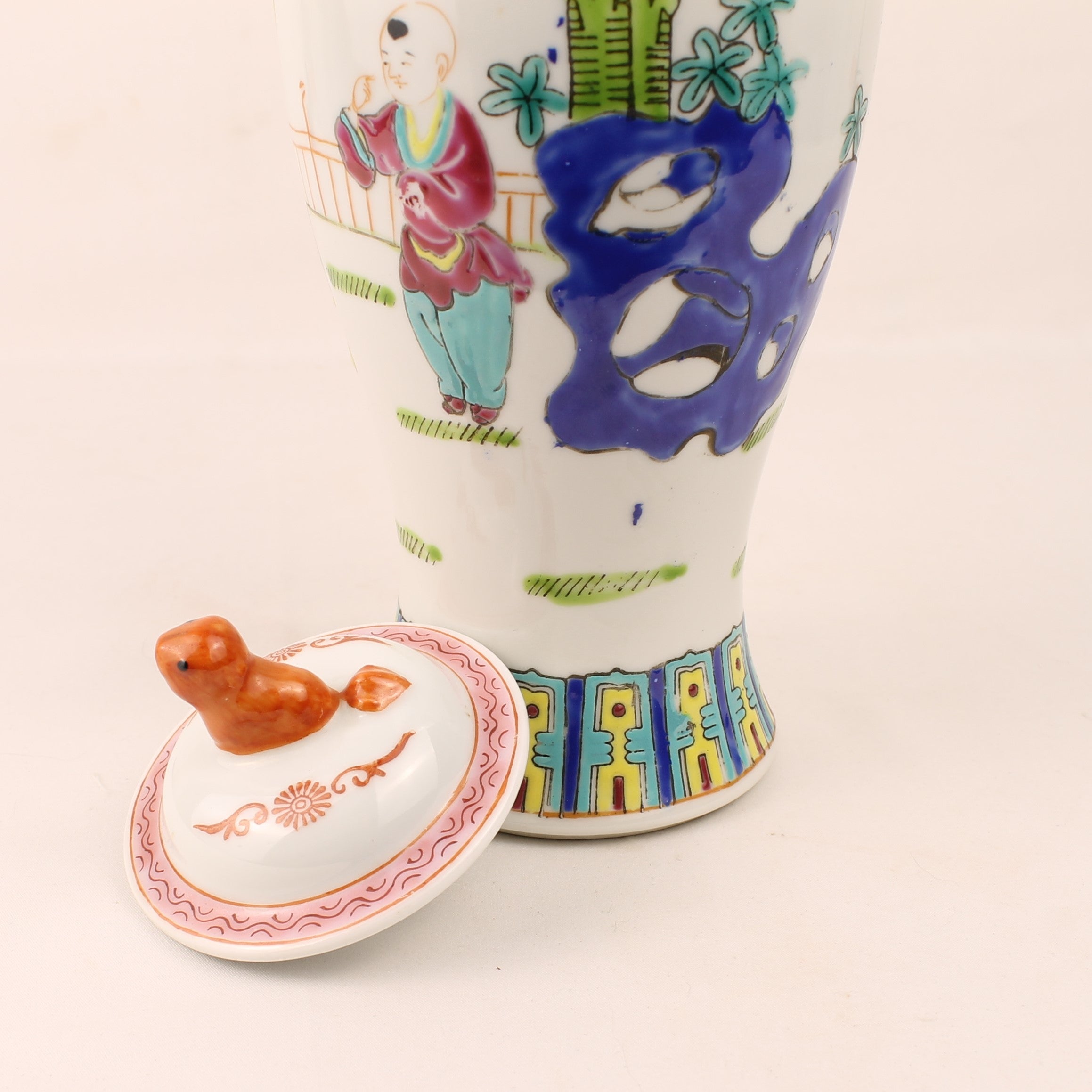 Chinese Jingdezhen Porseleinen Dekselvaas met Figuren – Handbeschilderd Vintage Porselein (26 cm)