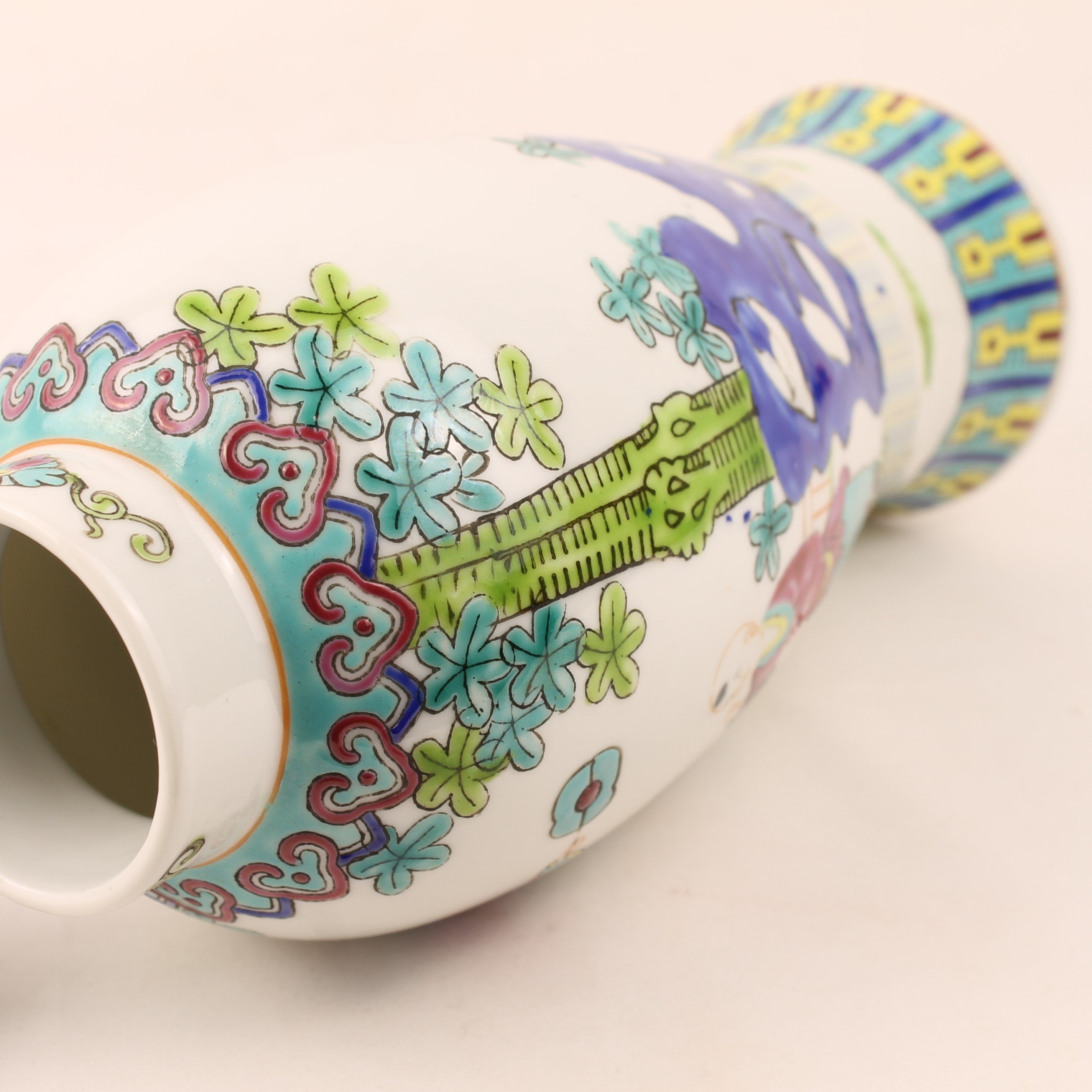 Chinese Jingdezhen Porseleinen Dekselvaas met Figuren – Handbeschilderd Vintage Porselein (26 cm)