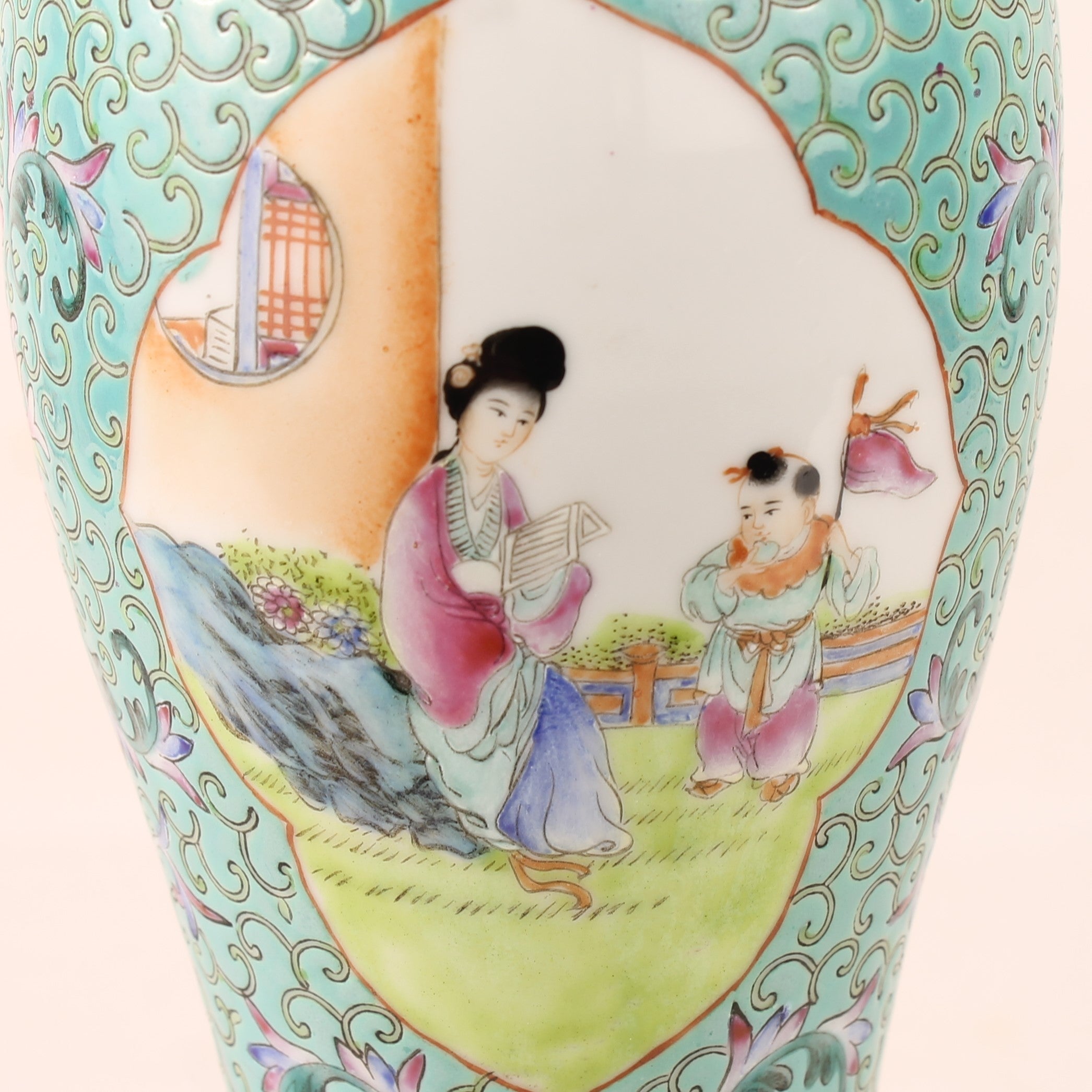 Chinese Turquoise Famille Rose Dekselvaas – 27cm – Reliëfdecor – Vintage