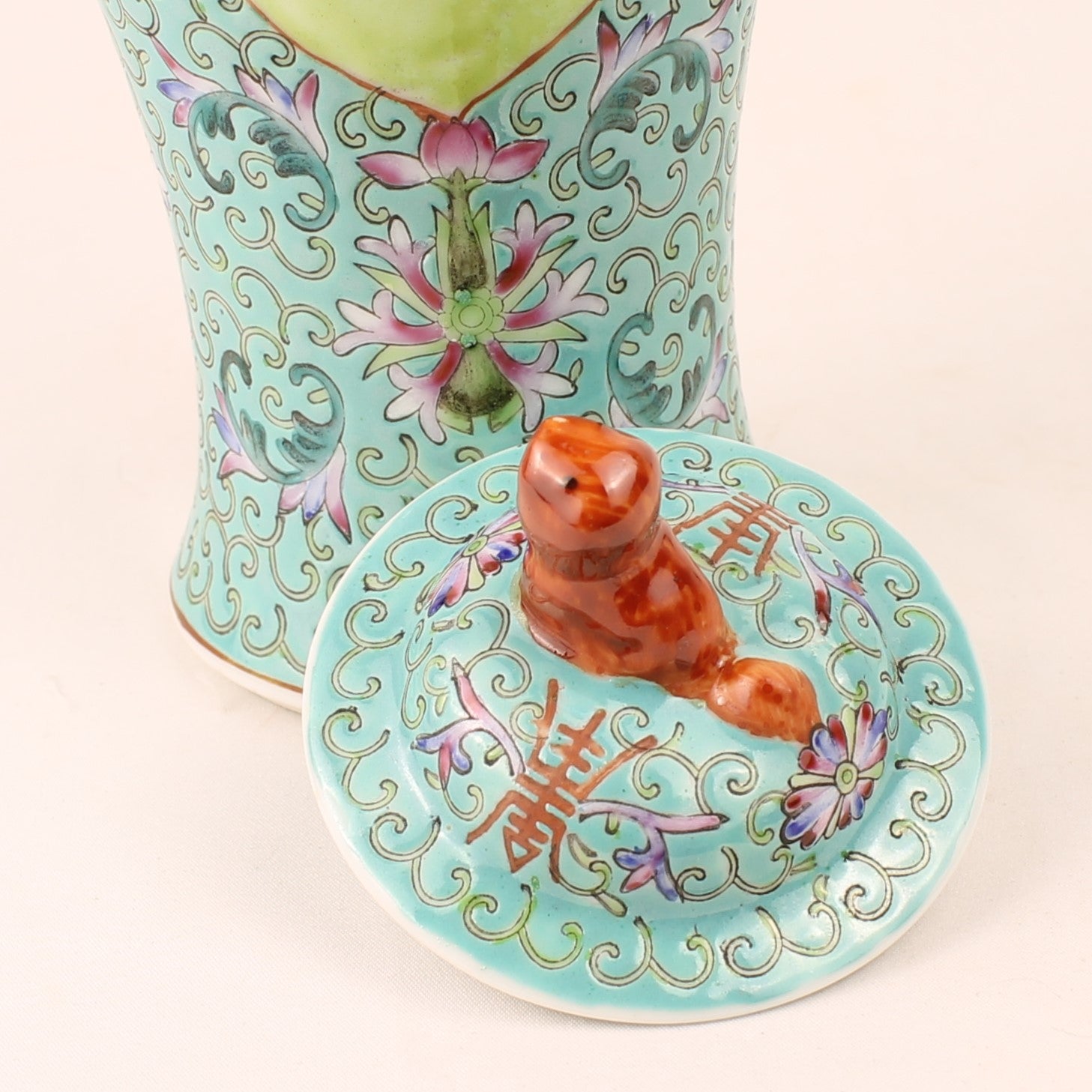 Chinese Turquoise Famille Rose Dekselvaas – 27cm – Reliëfdecor – Vintage