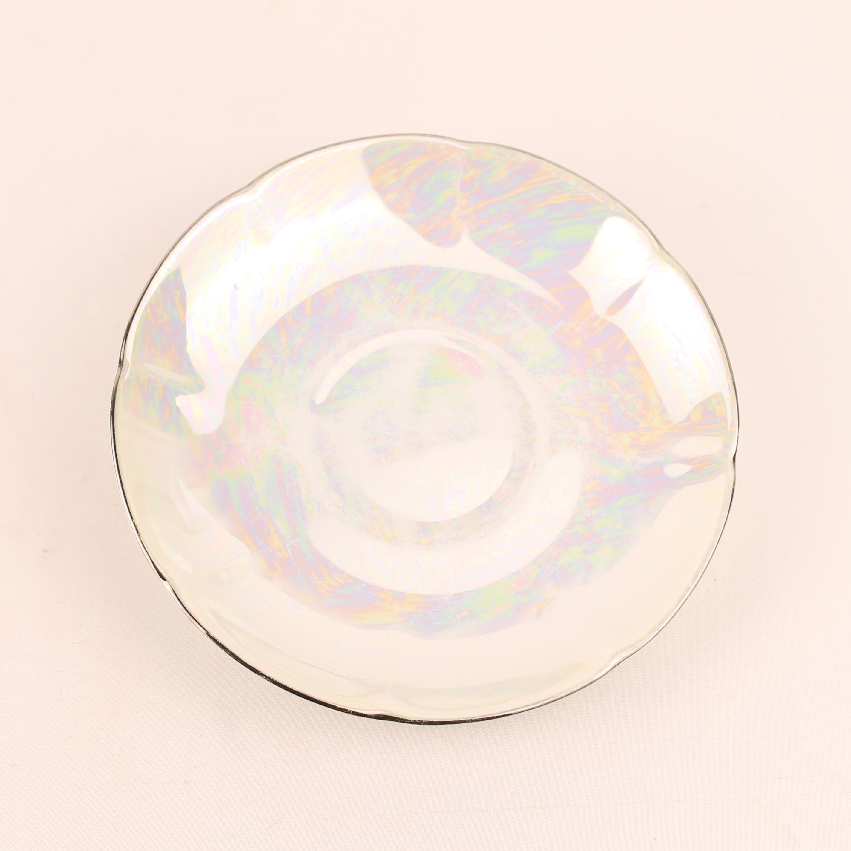 Schoteltje met Parelmoer Glazuur en Goudrand – Keramiek – 13 cm