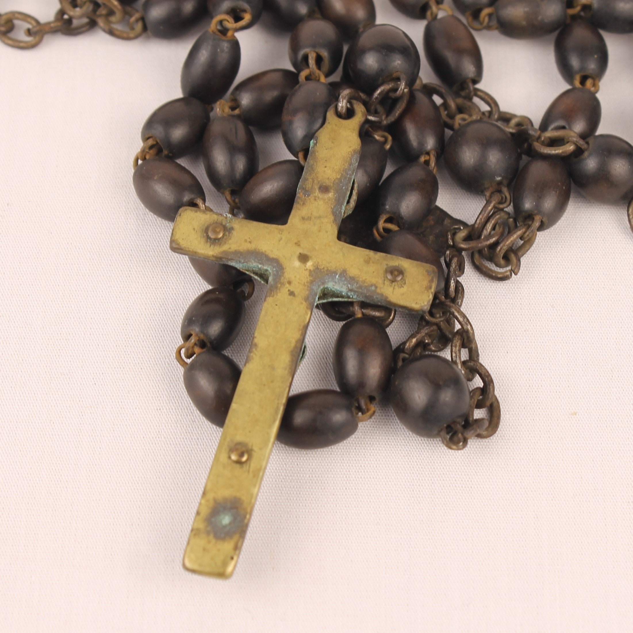 Houten Rozenkrans met Groot Kruis en Memento Mori Detail