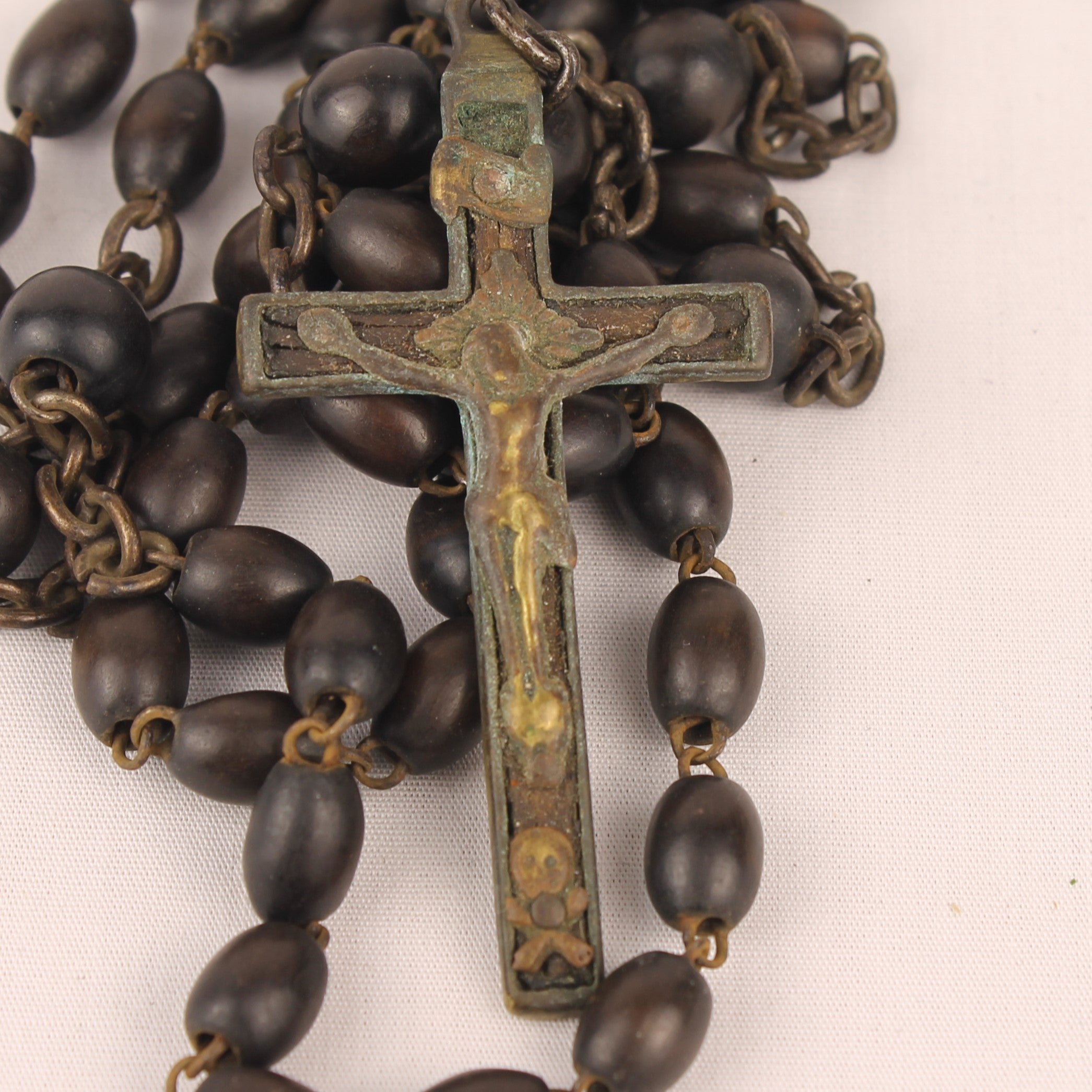 Houten Rozenkrans met Groot Kruis en Memento Mori Detail