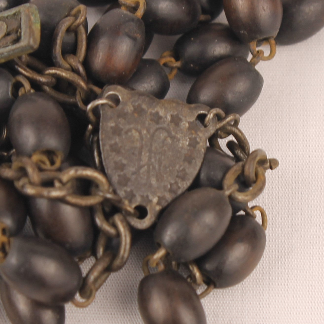 Houten Rozenkrans met Groot Kruis en Memento Mori Detail