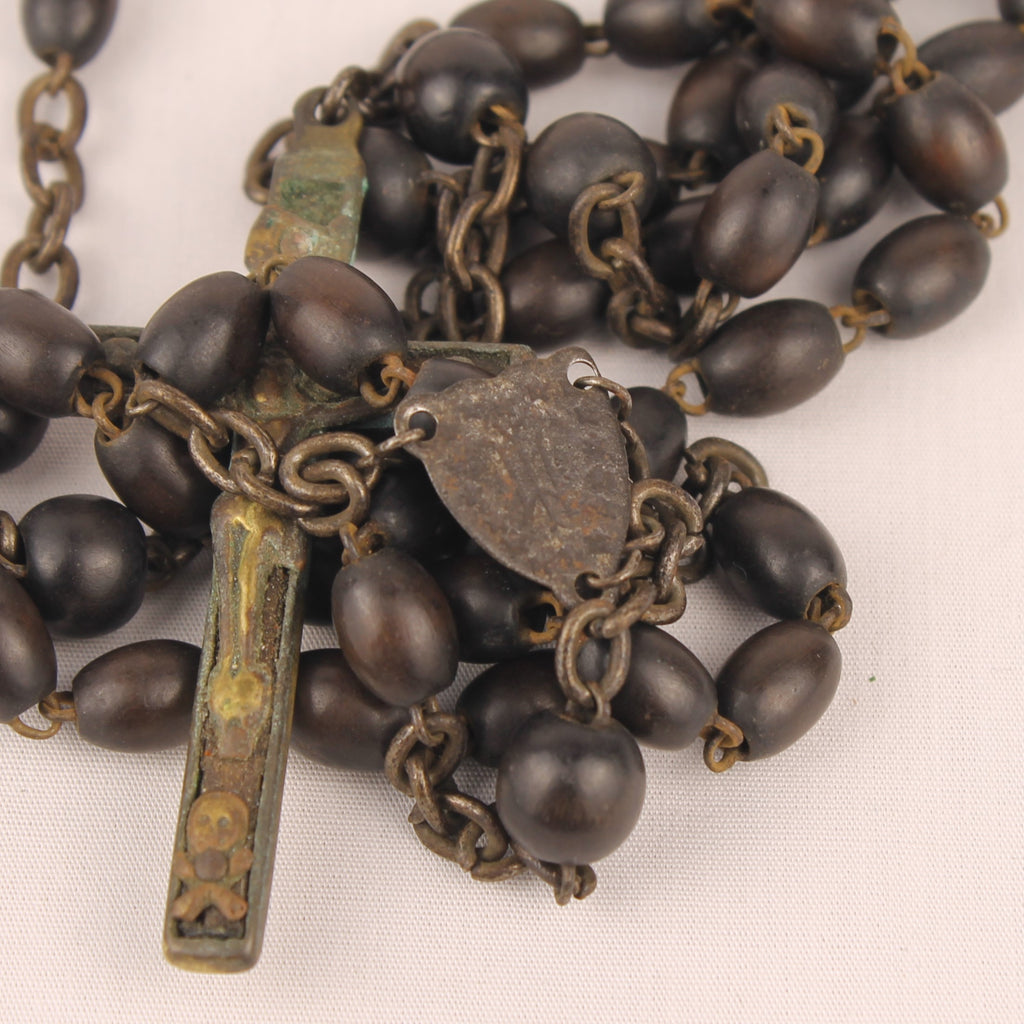 Houten Rozenkrans met Groot Kruis en Memento Mori Detail