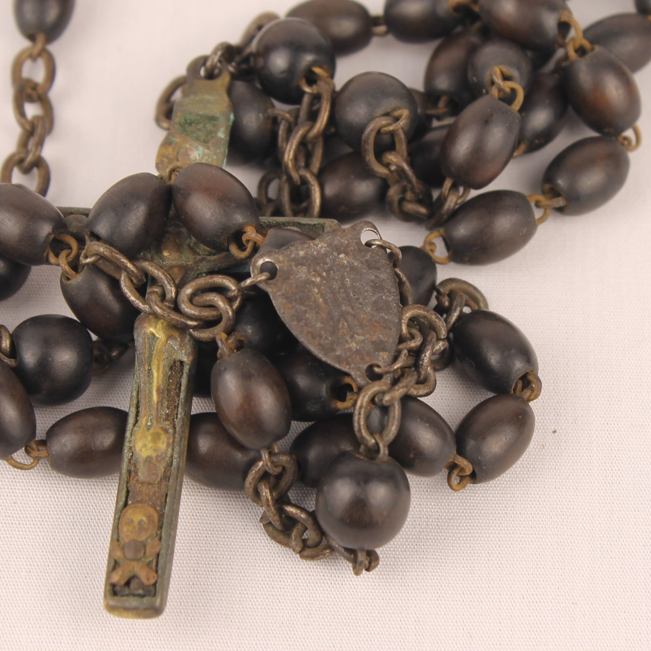 Houten Rozenkrans met Groot Kruis en Memento Mori Detail