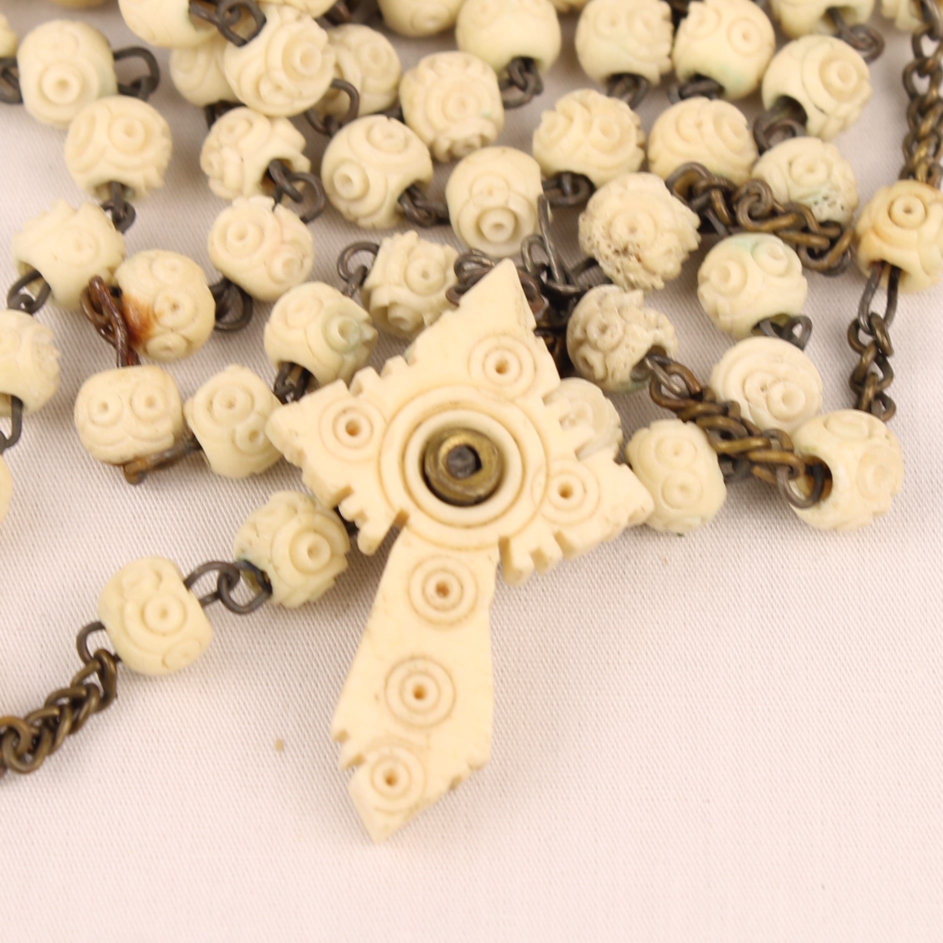 Rozenkrans met Ivoorlook Kralen en Gedecoreerd Kruis