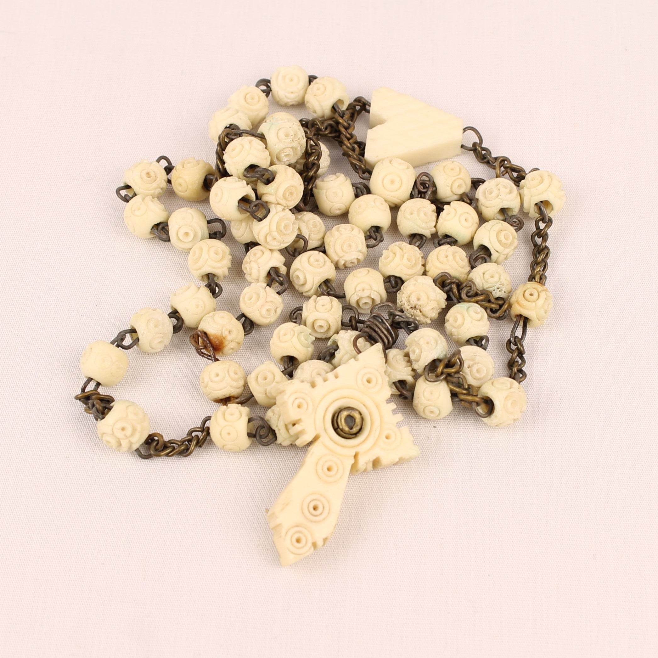 Rozenkrans met Ivoorlook Kralen en Gedecoreerd Kruis