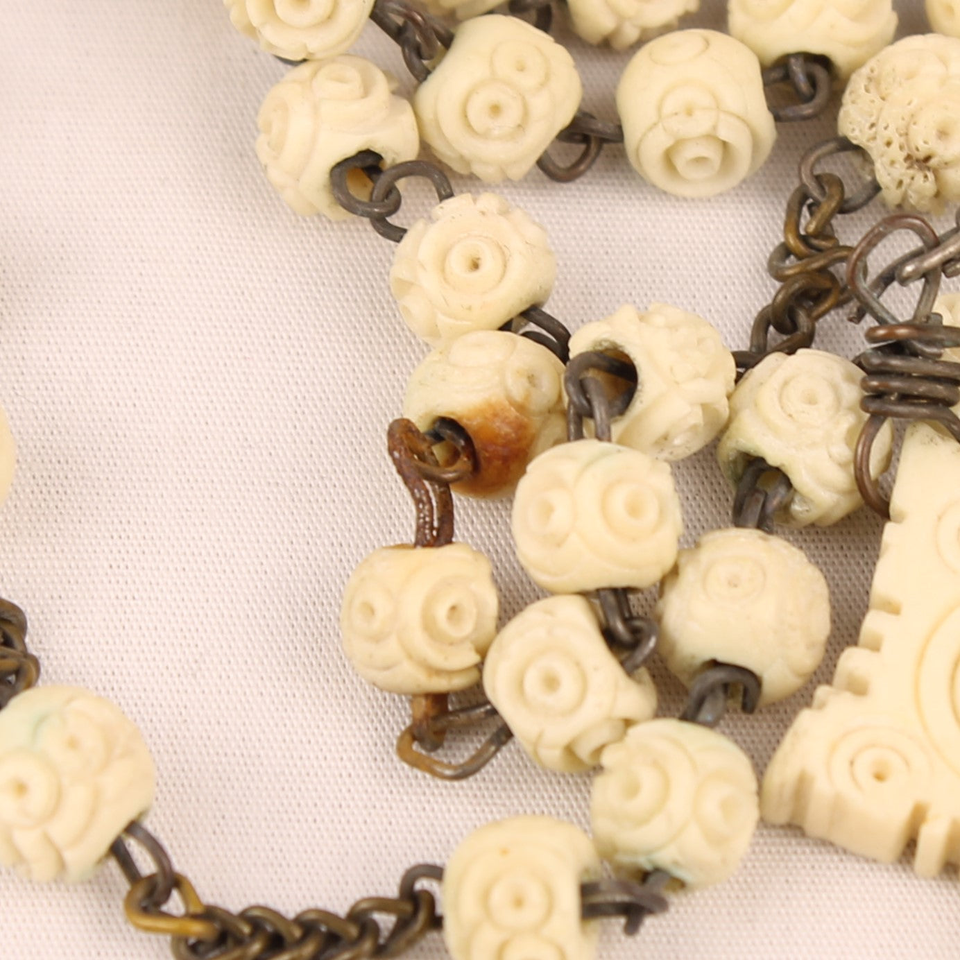 Rozenkrans met Ivoorlook Kralen en Gedecoreerd Kruis