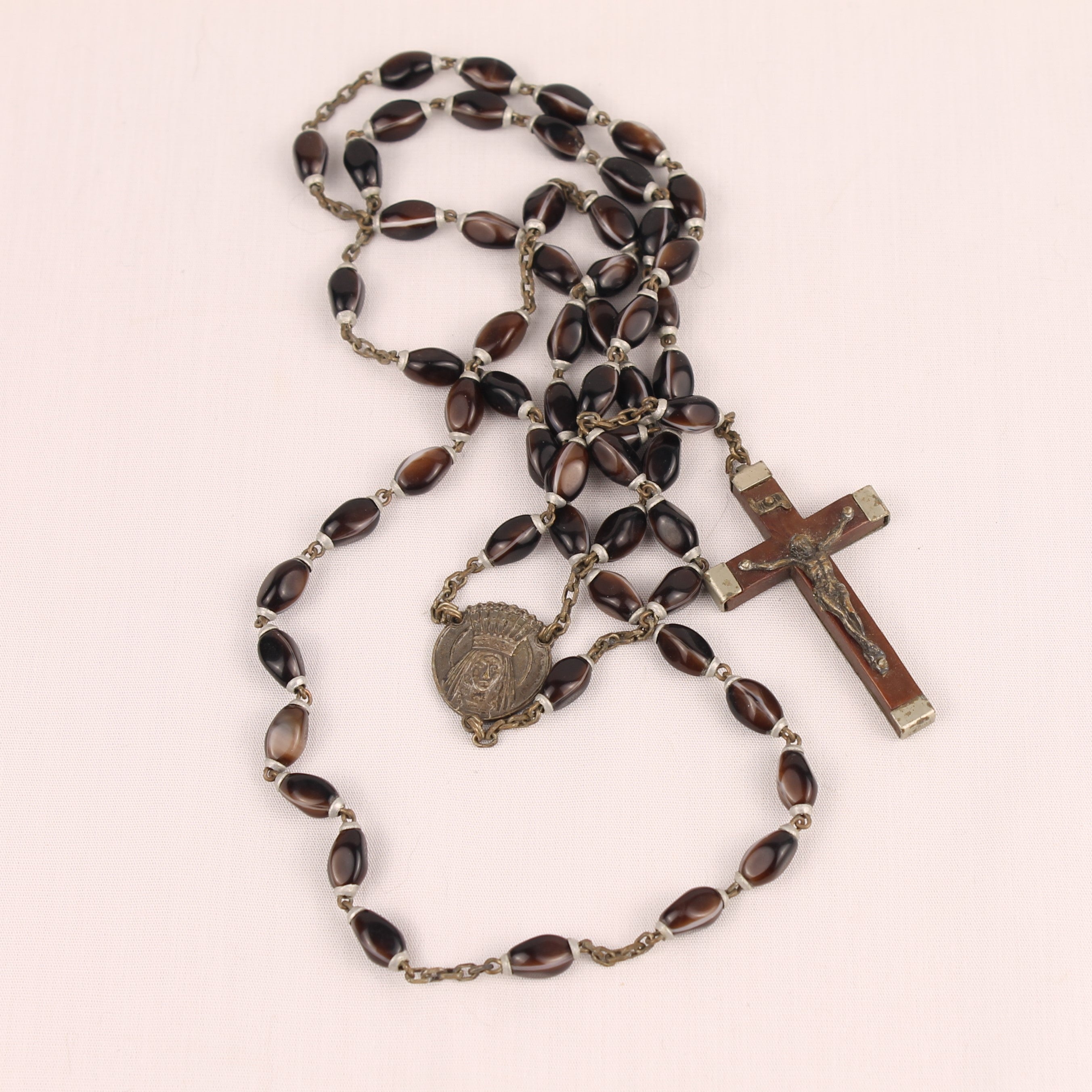 Rozenkrans met Donkerbruine Glaskralen en Lourdes Medaillon ca. 1920-1940