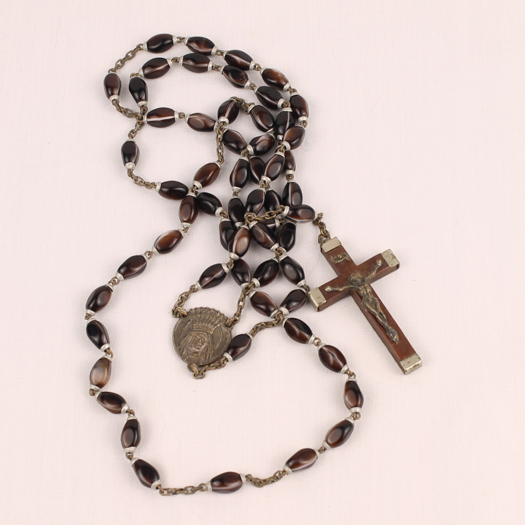 Rozenkrans met Donkerbruine Glaskralen en Lourdes Medaillon ca. 1920-1940