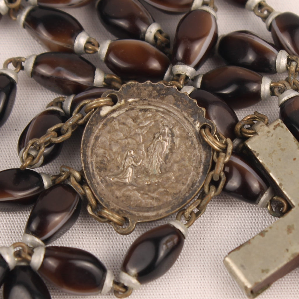 Rozenkrans met Donkerbruine Glaskralen en Lourdes Medaillon ca. 1920-1940