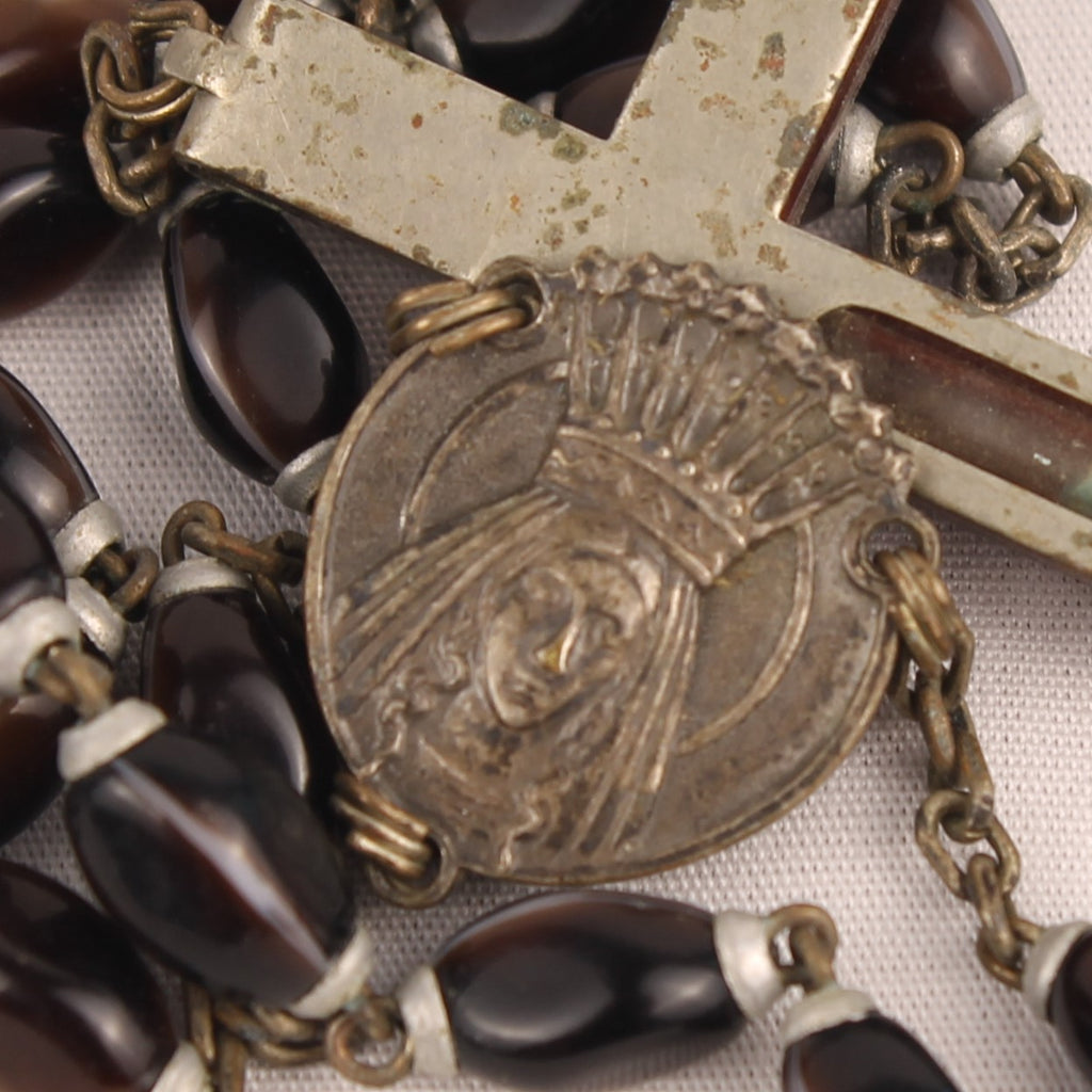 Rozenkrans met Donkerbruine Glaskralen en Lourdes Medaillon ca. 1920-1940
