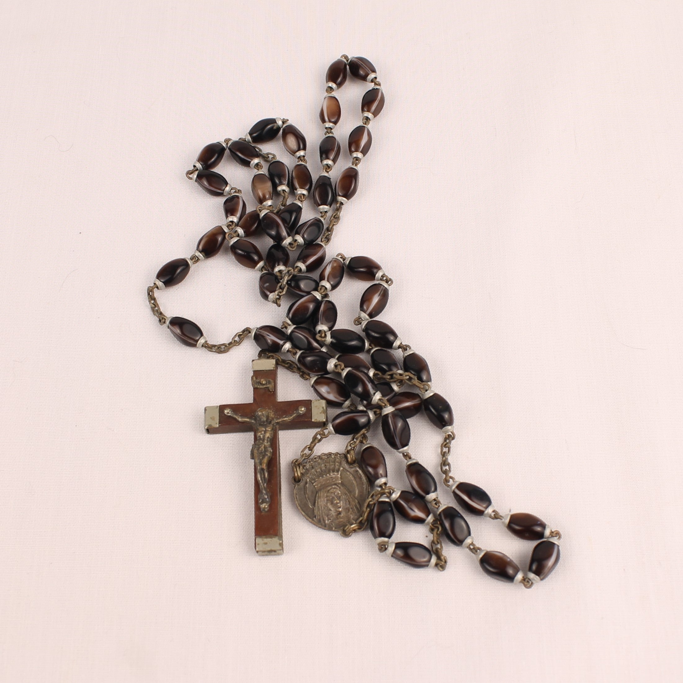 Rozenkrans met Donkerbruine Glaskralen en Lourdes Medaillon ca. 1920-1940