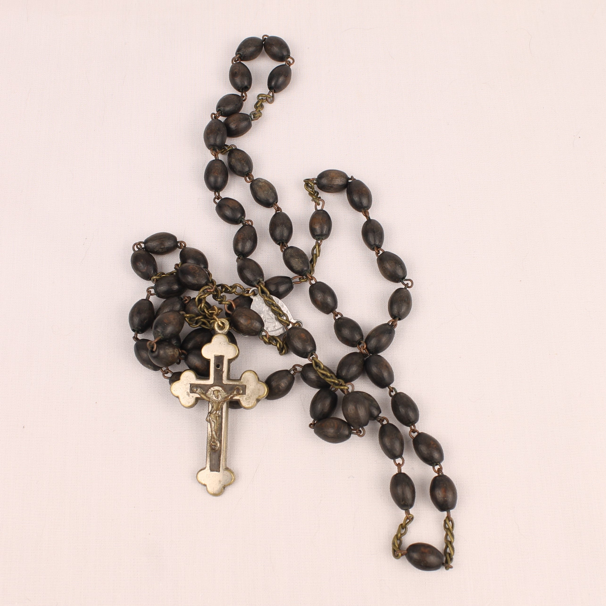 Rozenkrans met Houten Kralen en Metalen Kruis met Inleg ca 1920–1950