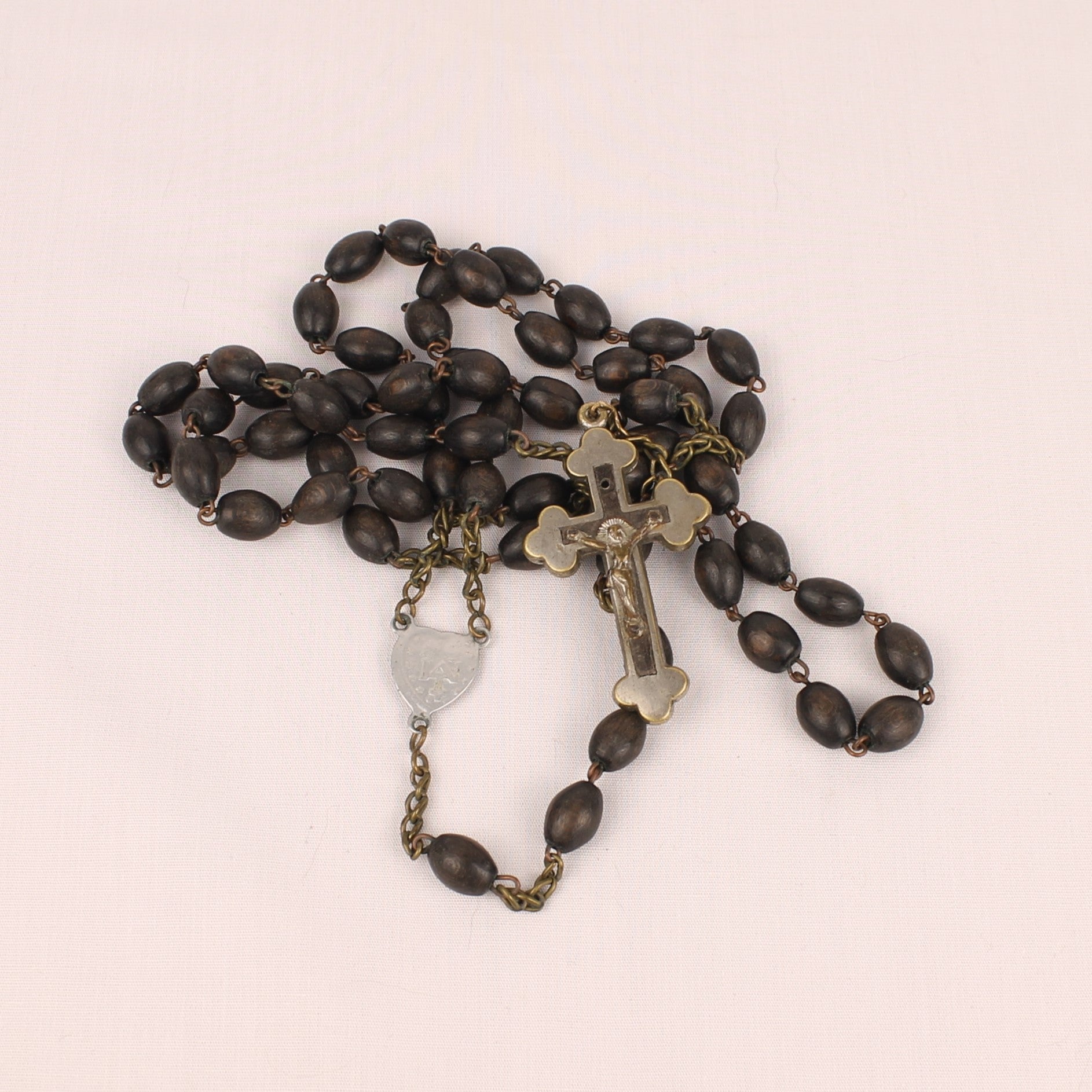 Rozenkrans met Houten Kralen en Metalen Kruis met Inleg ca 1920–1950