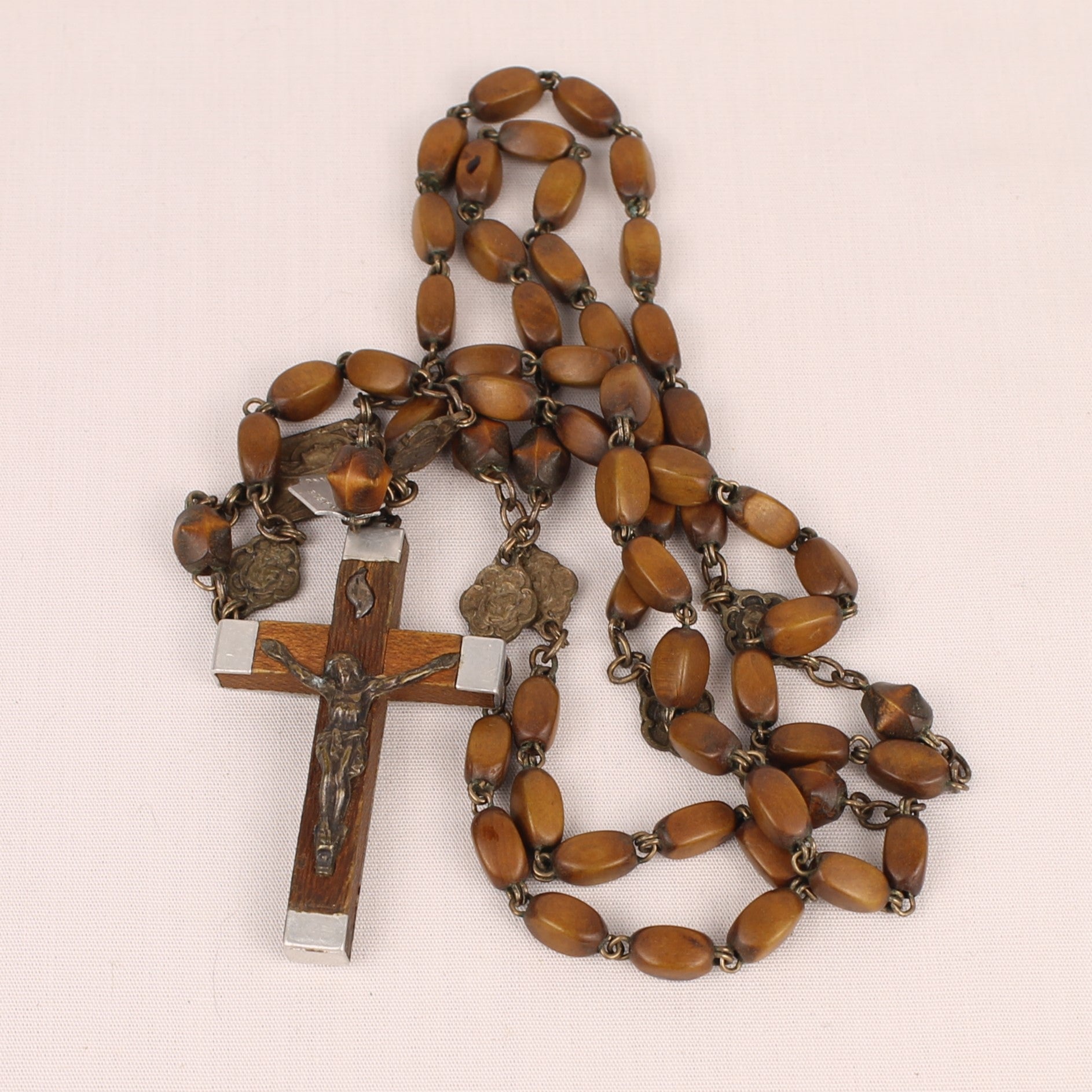 Franse Rozenkrans met Houten Kralen en Kruis met Metalen Omlijsting ca 1940–1960