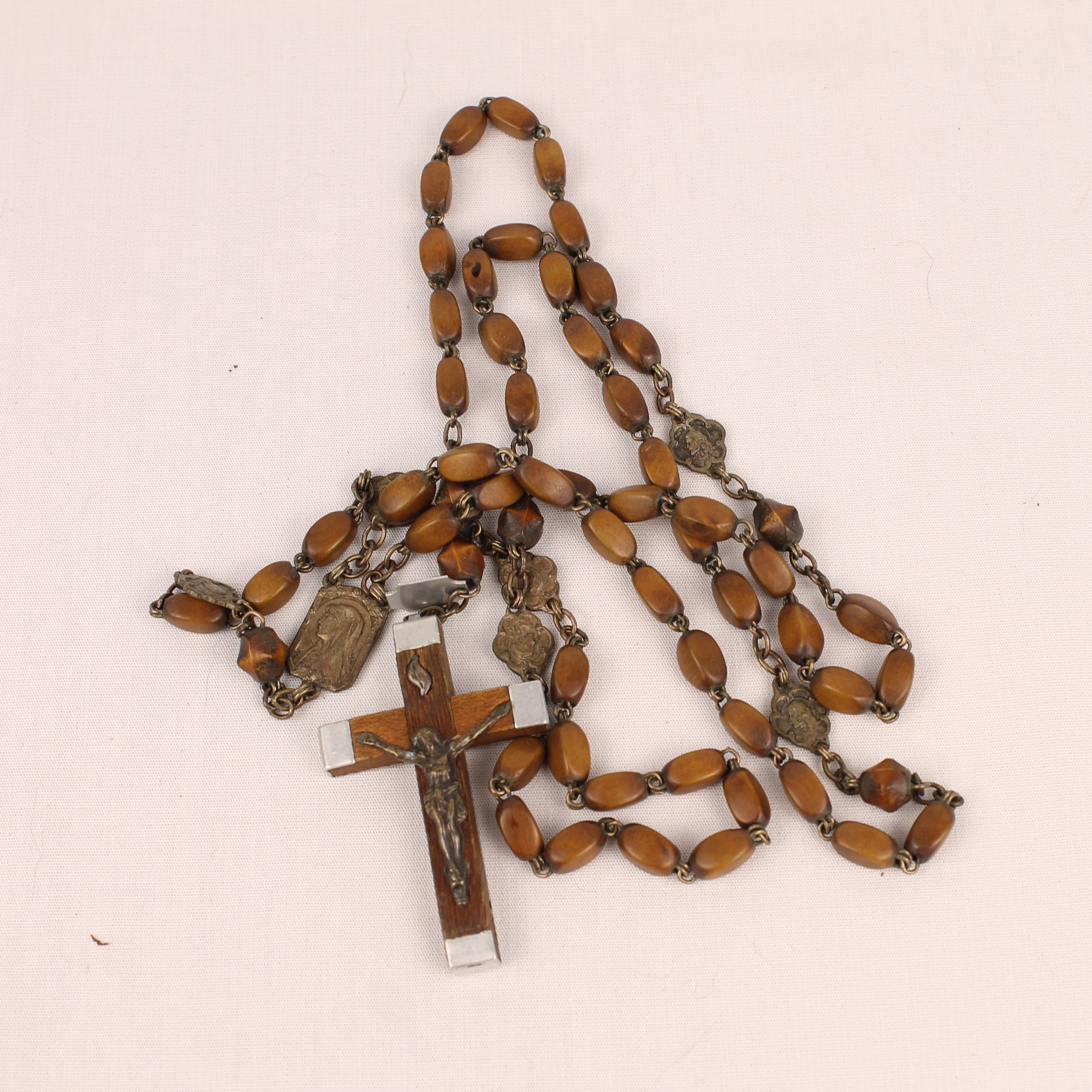 Franse Rozenkrans met Houten Kralen en Kruis met Metalen Omlijsting ca 1940–1960