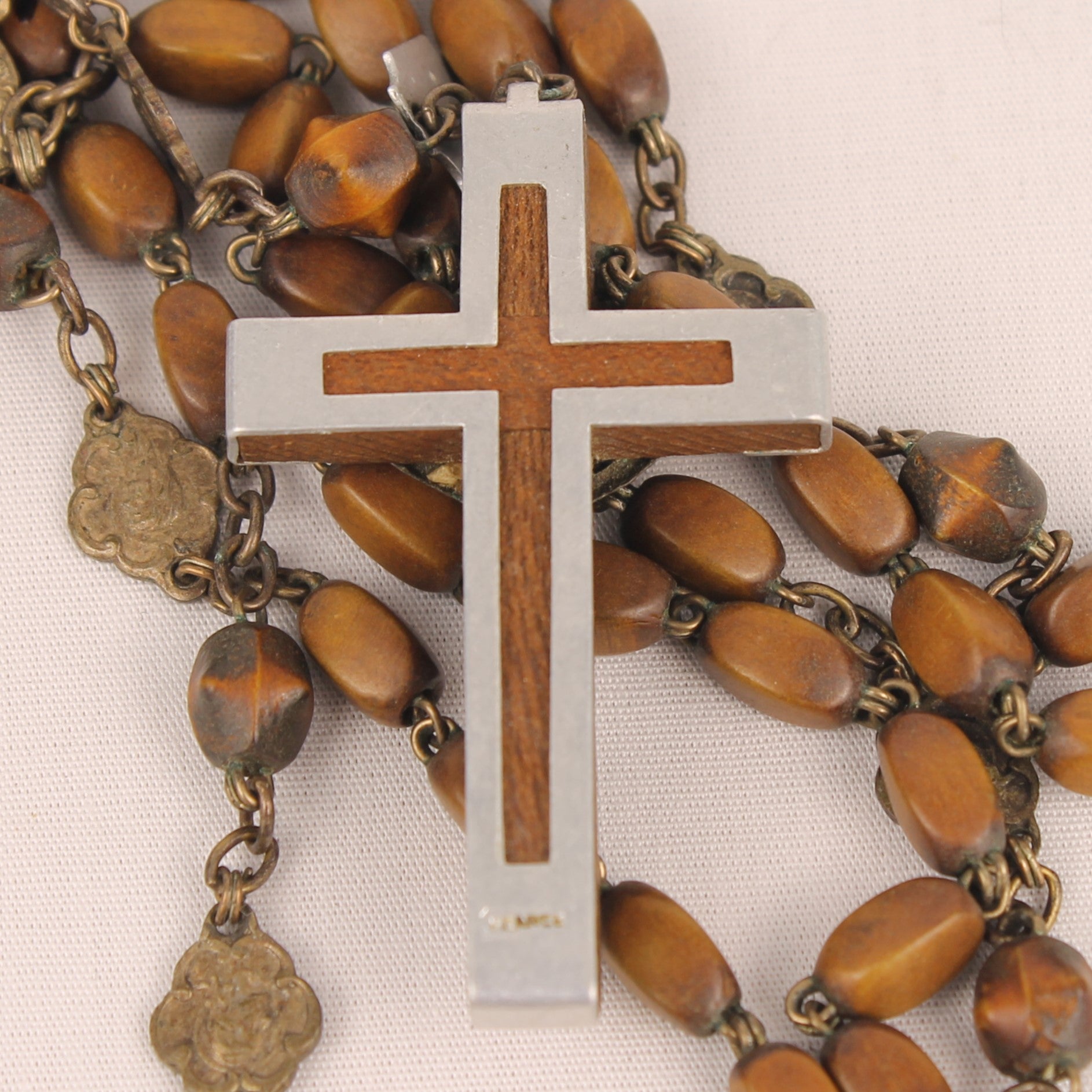 Franse Rozenkrans met Houten Kralen en Kruis met Metalen Omlijsting ca 1940–1960