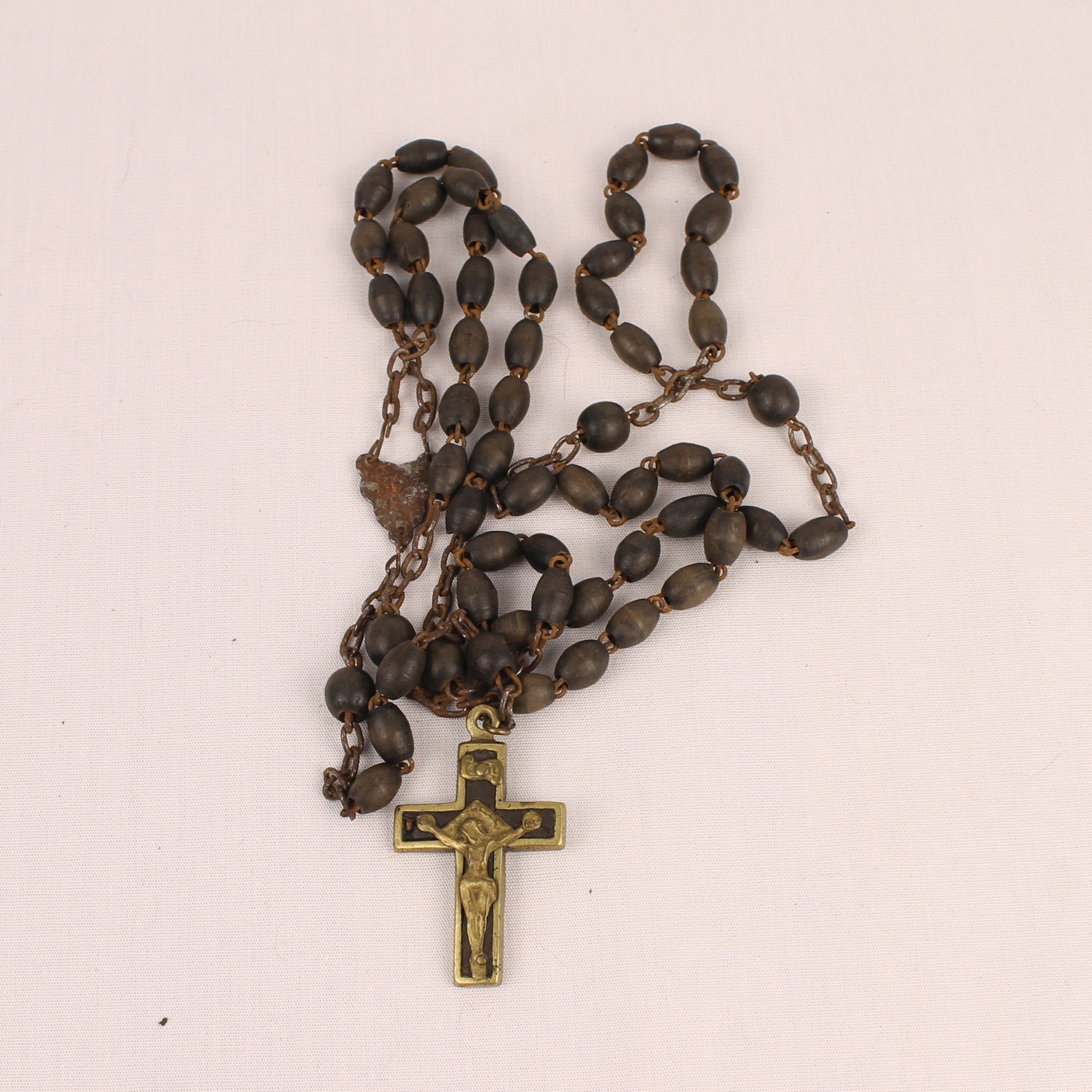 Rozenkrans met Donkere Kralen en Messing Kruis ca 1920-1950