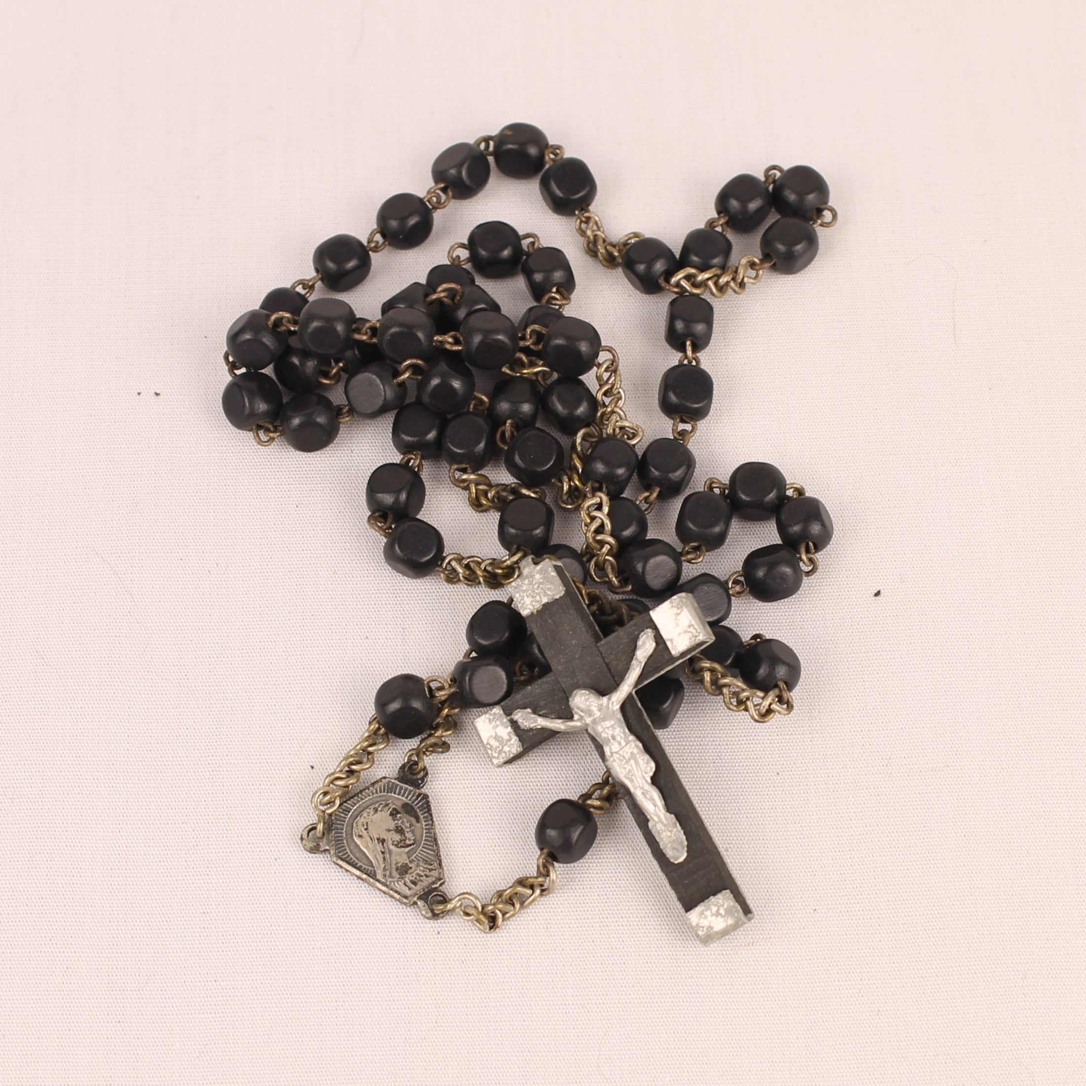 Franse Vintage Rozenkrans met Houten Kralen en Heiligenmedaille ca 1930–1960