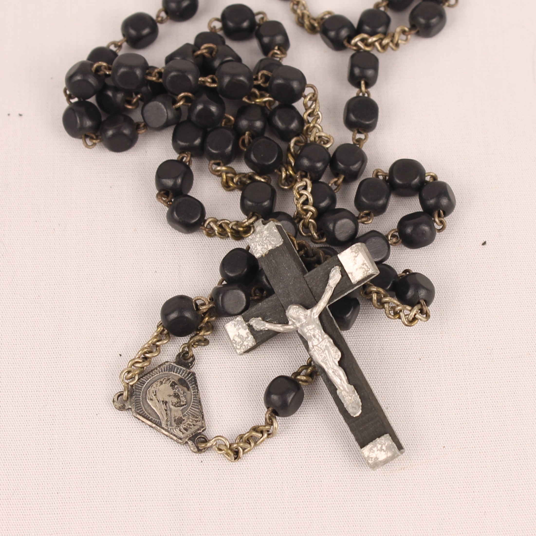 Franse Vintage Rozenkrans met Houten Kralen en Heiligenmedaille ca 1930–1960